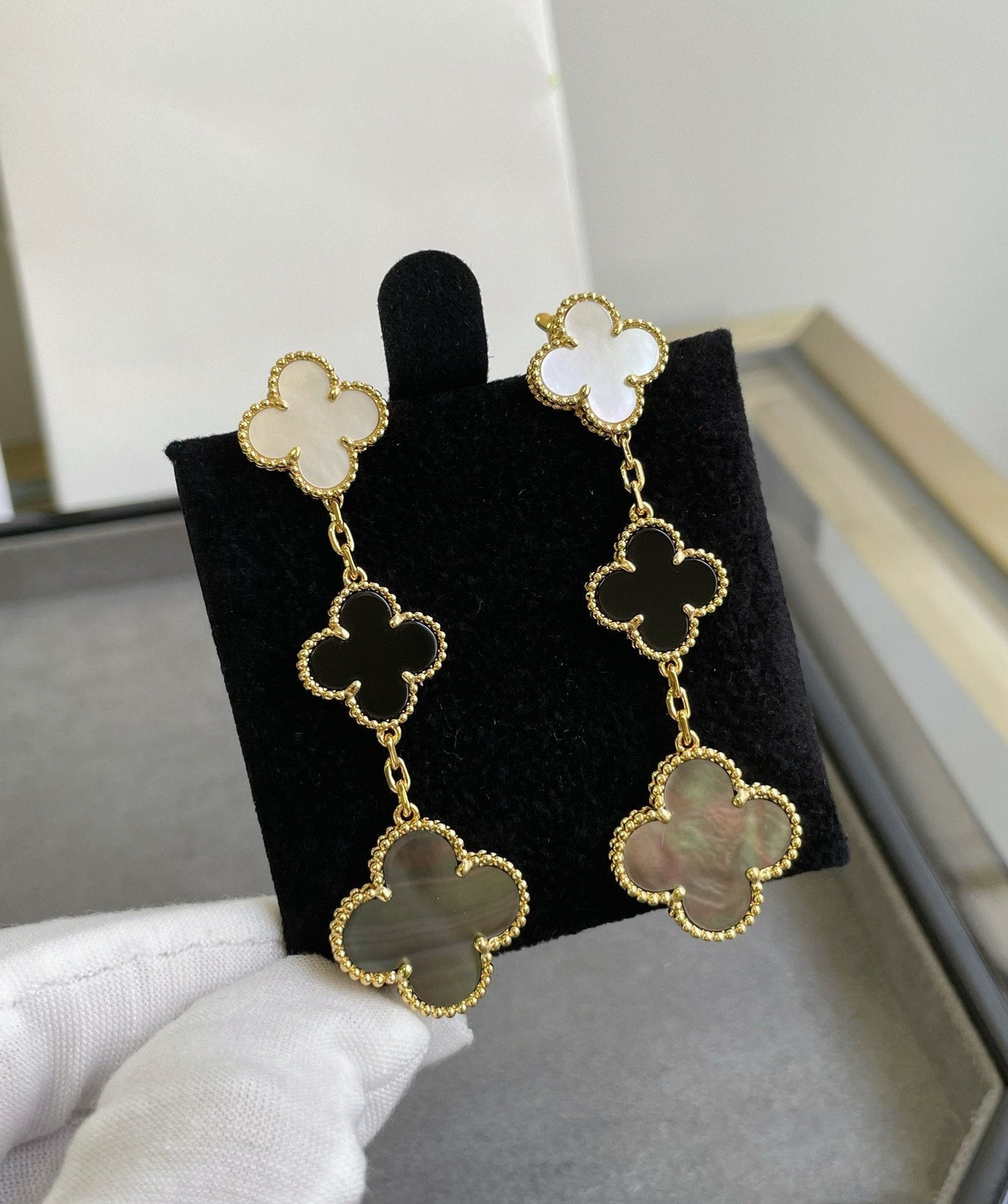 [Max Jewelry ]CLOVER 3 MOTIF MOP ONYX DARK MOP PINK GOLD EARRINGS