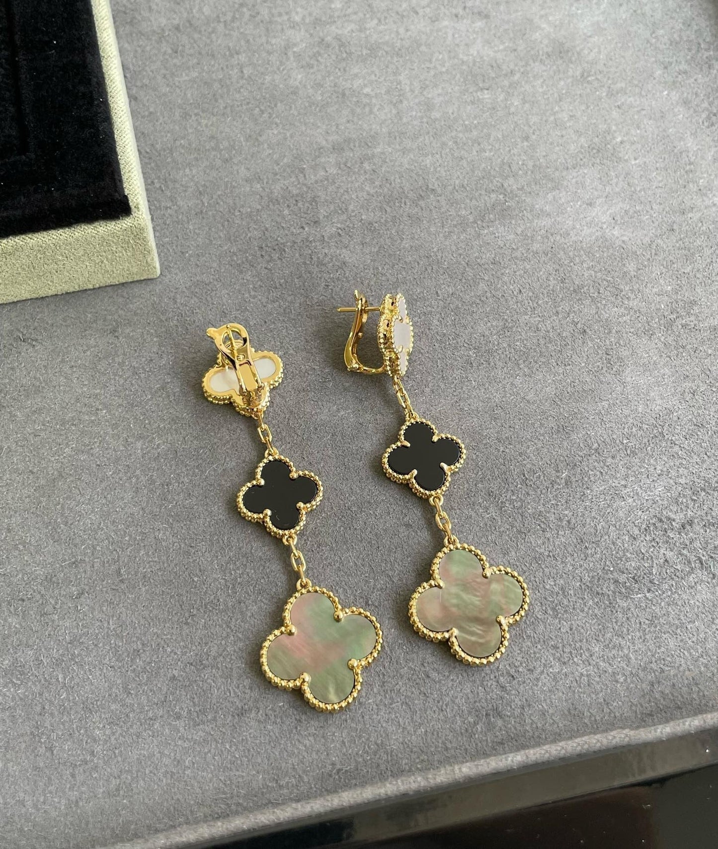 [Max Jewelry ]CLOVER 3 MOTIF MOP ONYX DARK MOP PINK GOLD EARRINGS