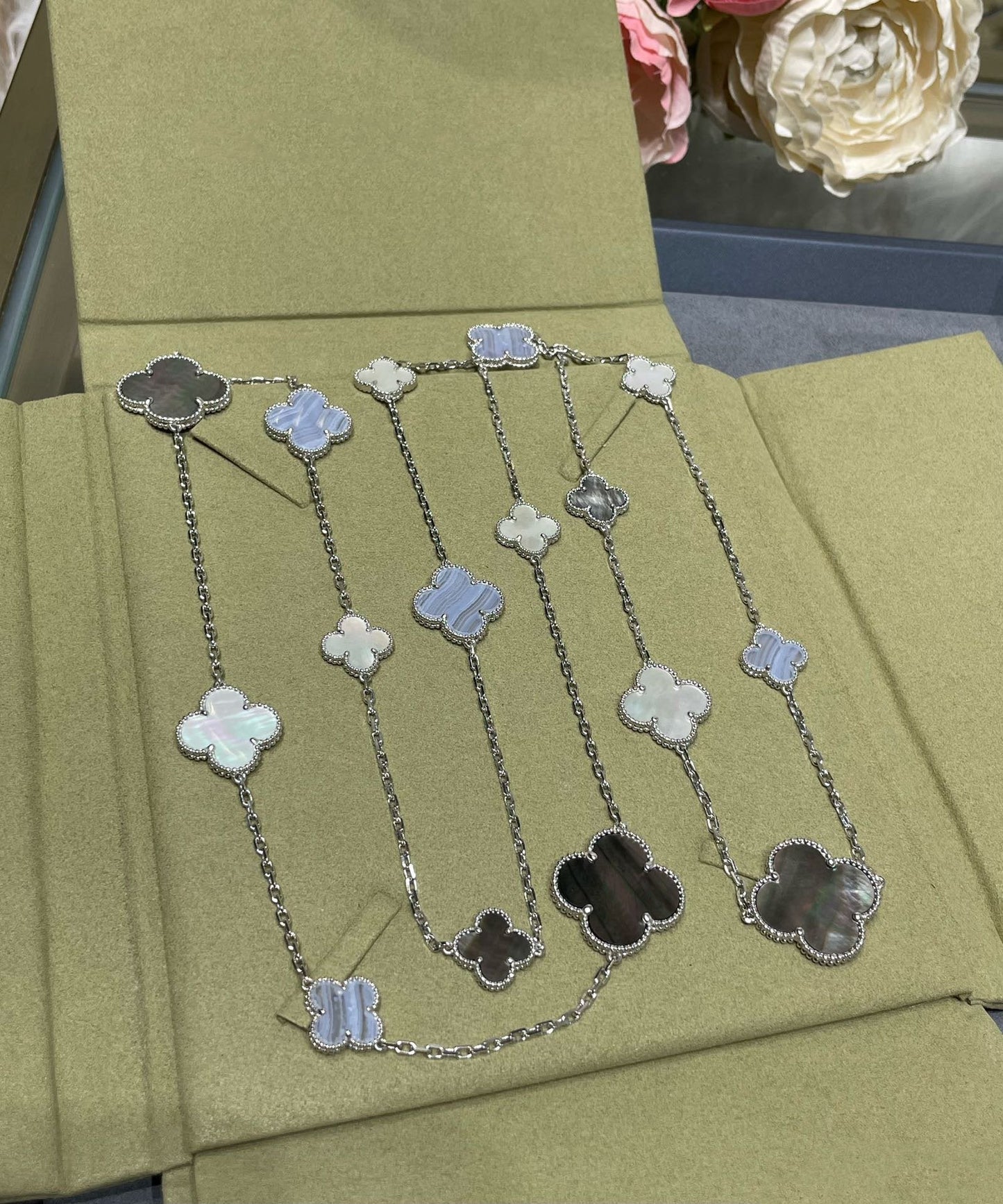 [Max Jewelry ]CLOVER 16 MOTIF CHALCEDONY MOP SILVER NECKLACE