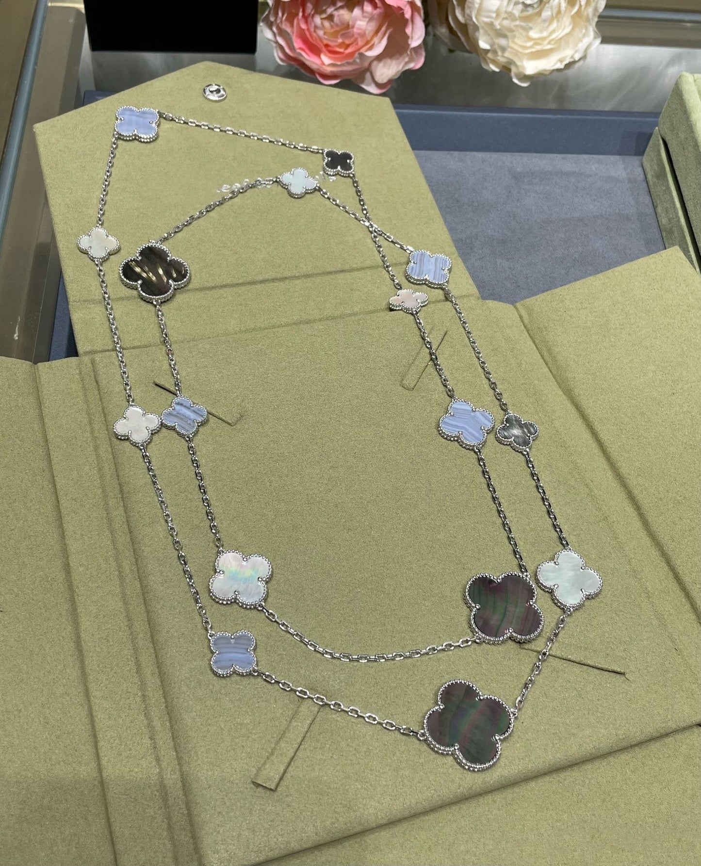 [Max Jewelry ]CLOVER 16 MOTIF CHALCEDONY MOP SILVER NECKLACE