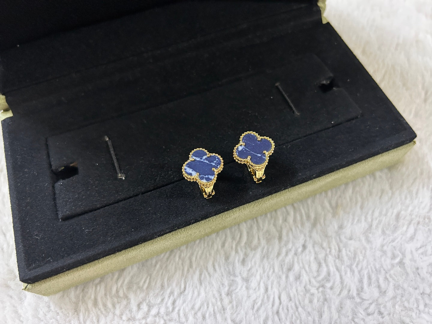[Max Jewelry ]CLOVER PIETERSITE MEDIUM STUD EARRINGS