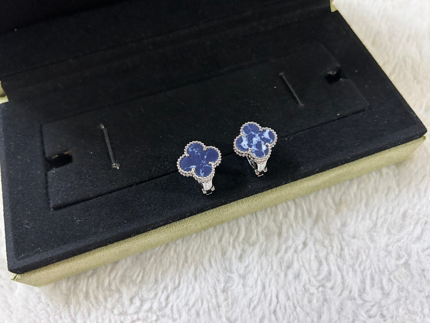 [Max Jewelry ]CLOVER PIETERSITE MEDIUM STUD EARRINGS