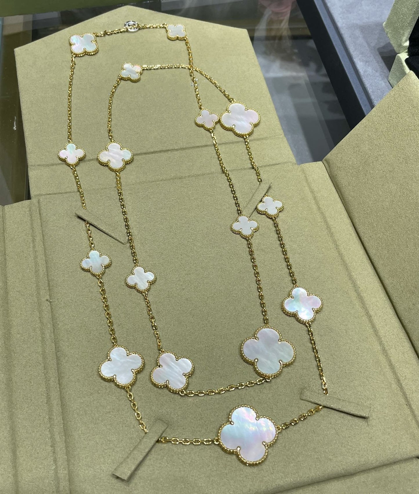[Max Jewelry ]CLOVER 16 MOTIF WHITE MOP GOLD NECKLACE