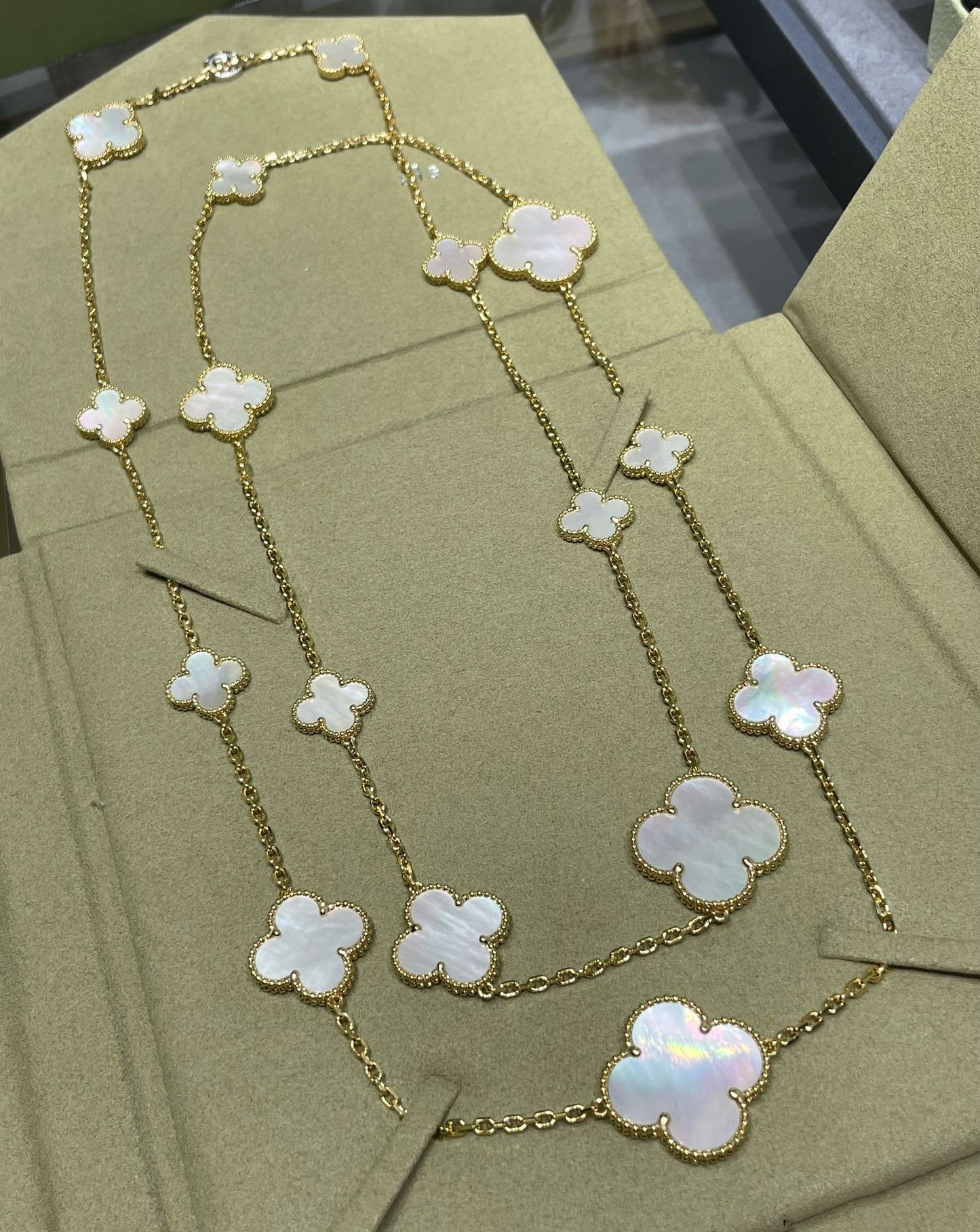 [Max Jewelry ]CLOVER 16 MOTIF WHITE MOP GOLD NECKLACE