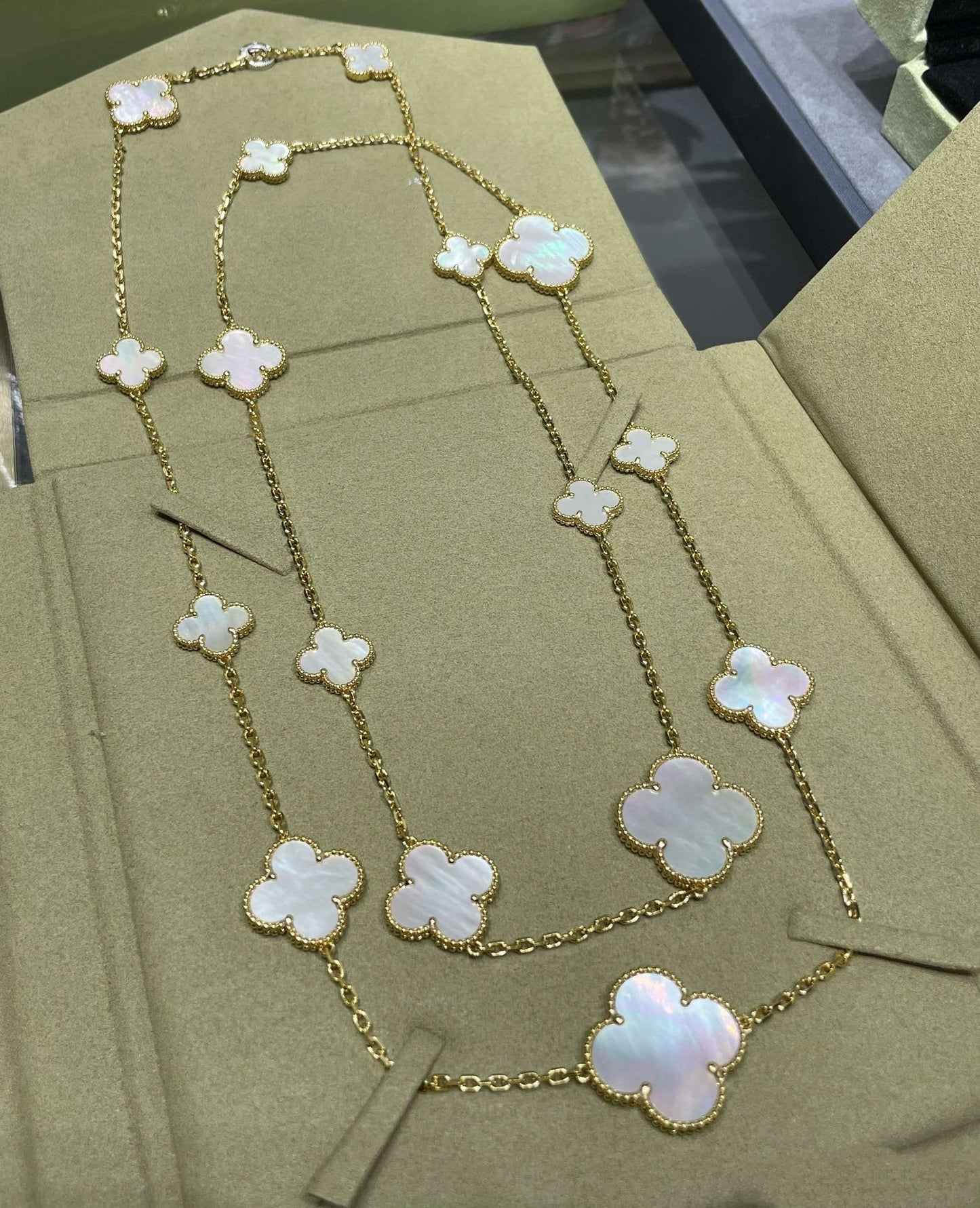 [Max Jewelry ]CLOVER 16 MOTIF WHITE MOP GOLD NECKLACE