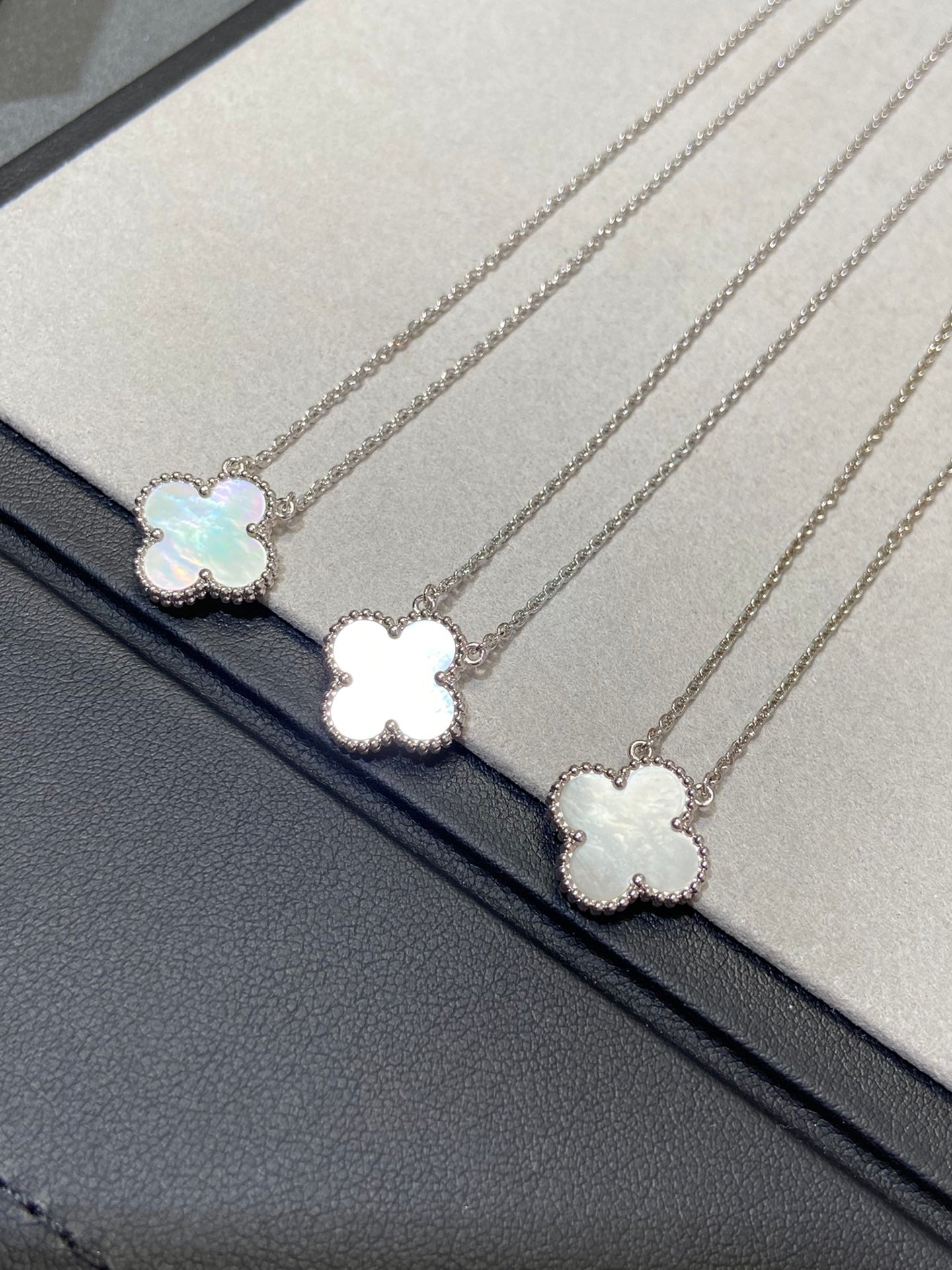 [Max Jewelry ]CLOVER MEDIUM SILVER WHITE MOP NECKLACE