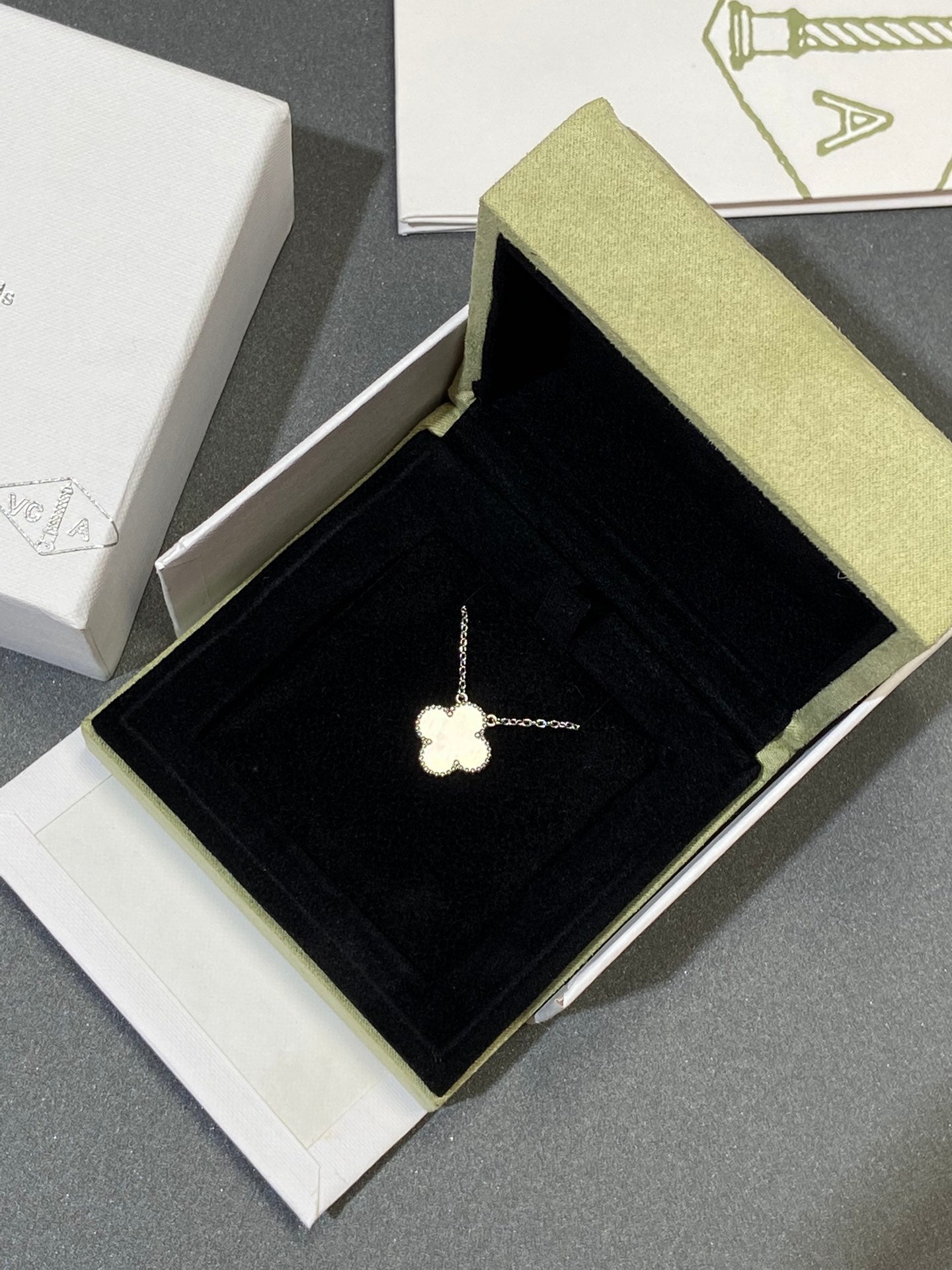 [Max Jewelry ]CLOVER MEDIUM SILVER WHITE MOP NECKLACE