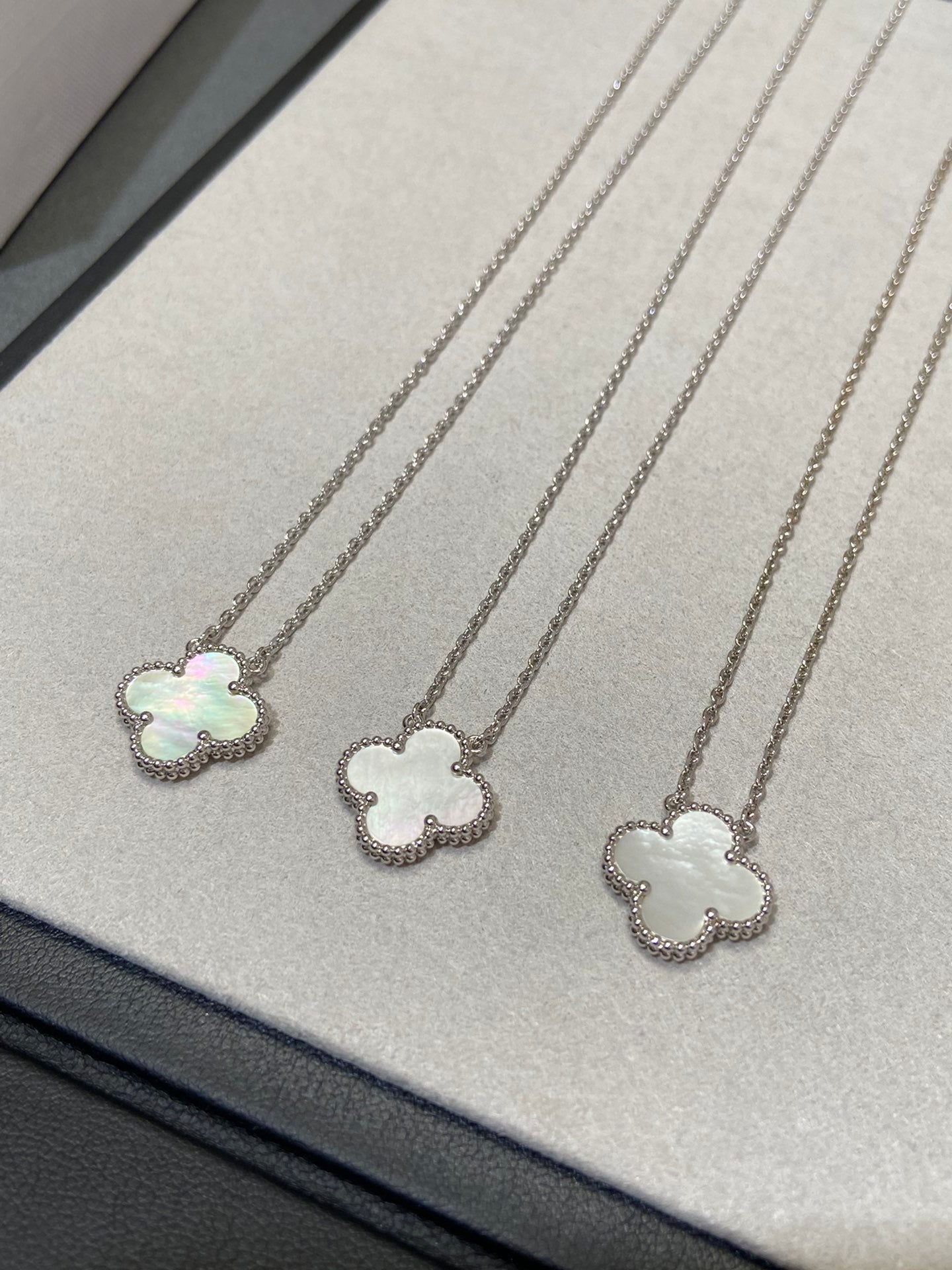 [Max Jewelry ]CLOVER MEDIUM SILVER WHITE MOP NECKLACE