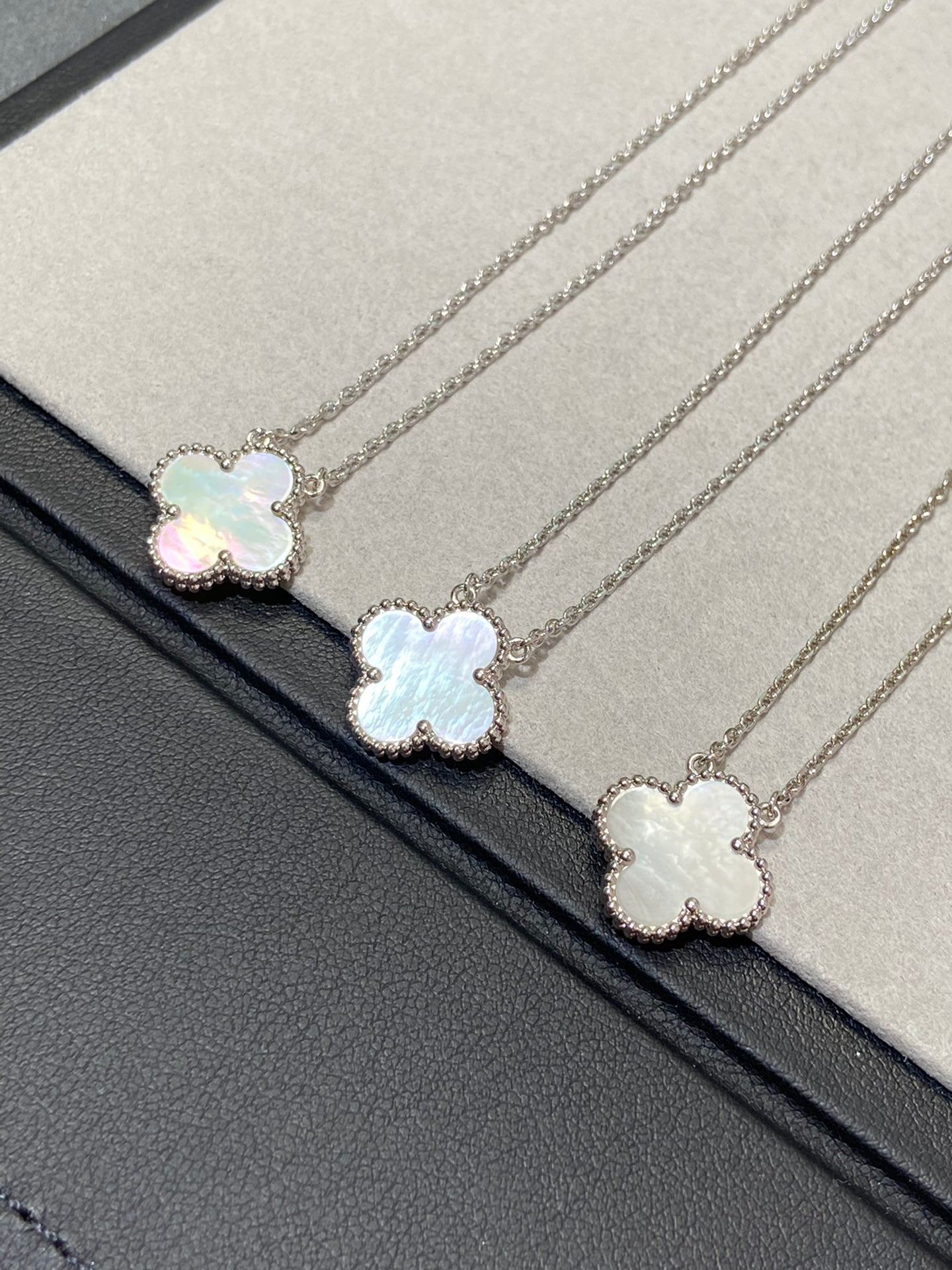 [Max Jewelry ]CLOVER MEDIUM SILVER WHITE MOP NECKLACE