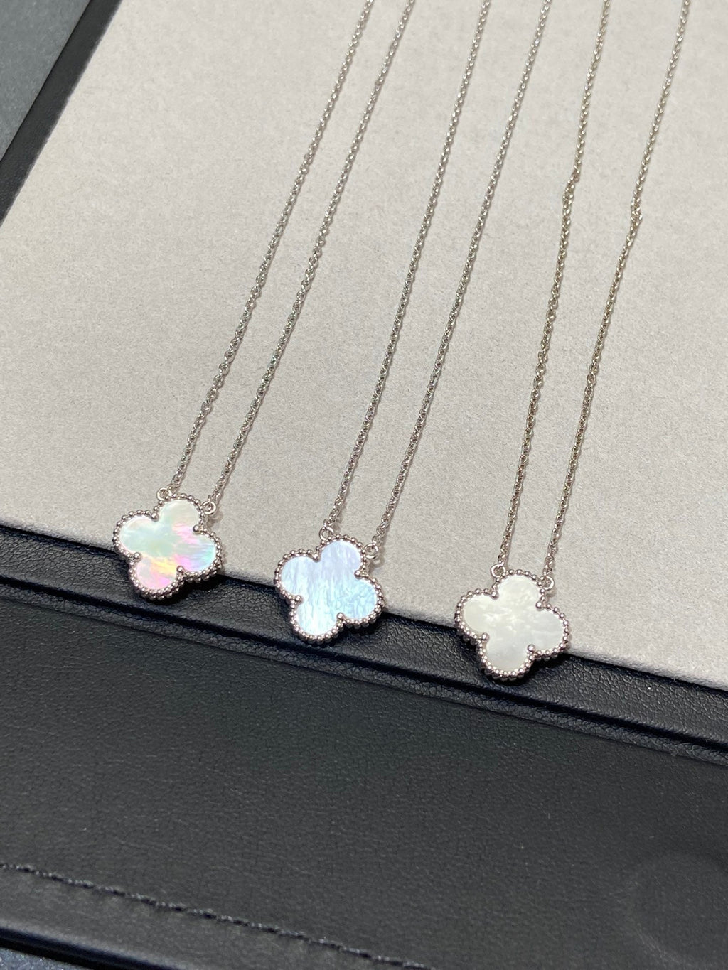 [Plus&Max]CLOVER MEDIUM SILVER WHITE MOP NECKLACE
