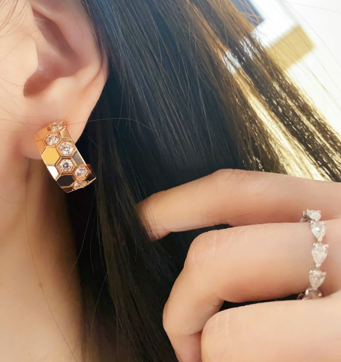 [Max Jewelry ]BEE LOVE DIAMOND HOOP EARRINGS