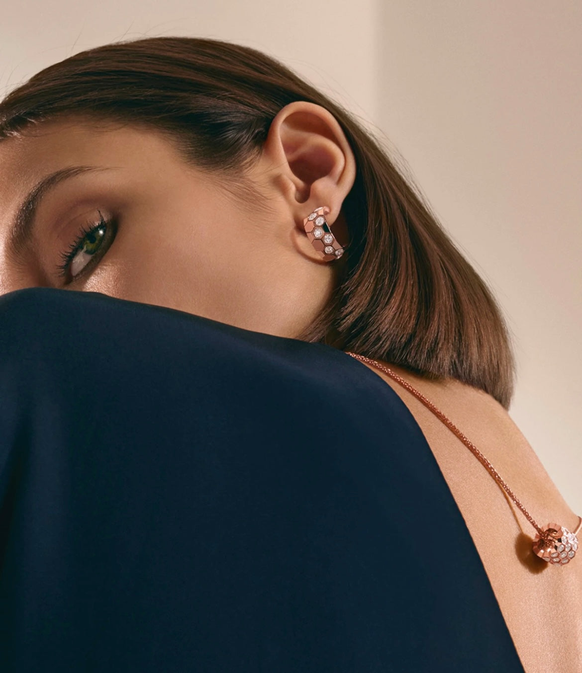 [Max Jewelry ]BEE LOVE DIAMOND HOOP EARRINGS