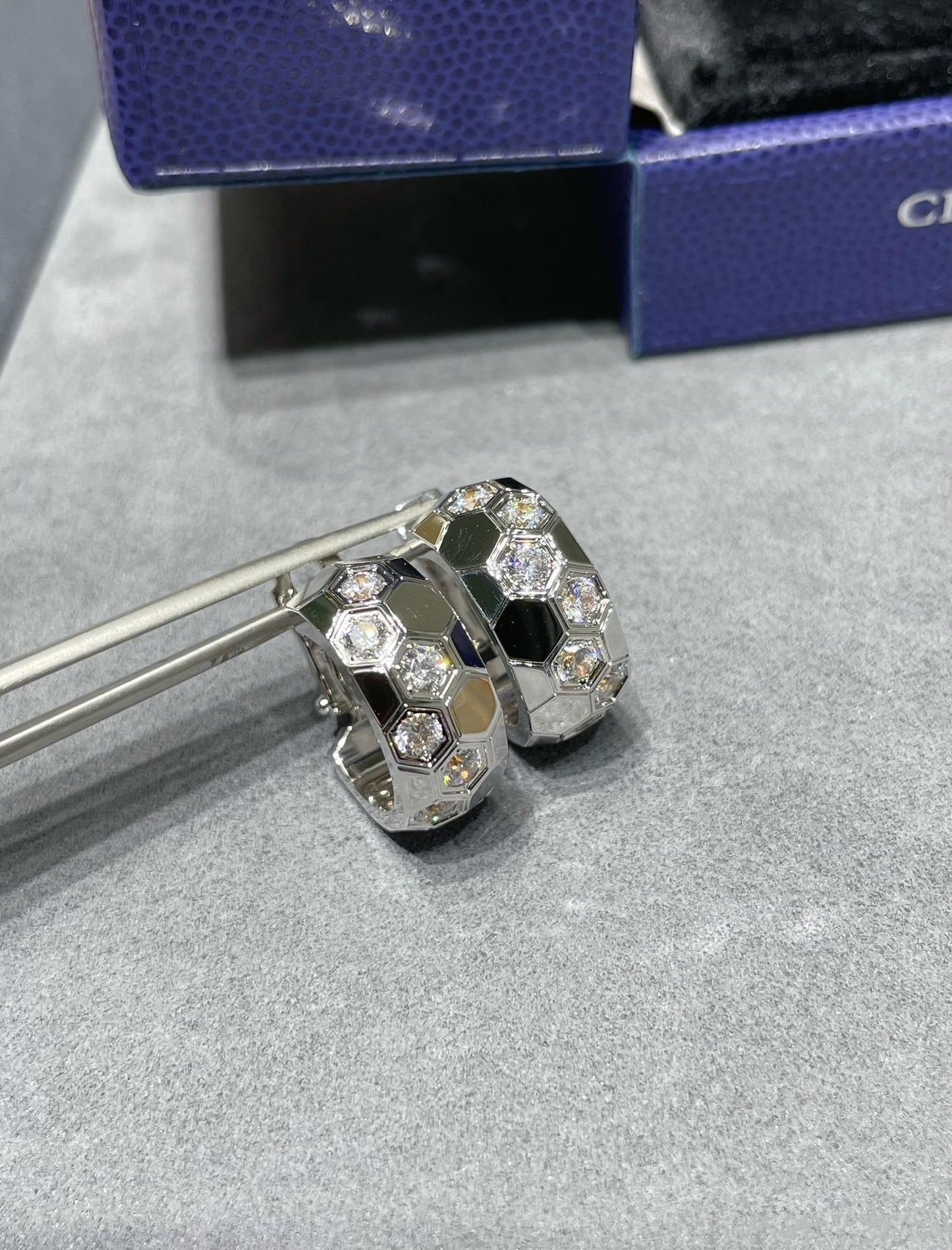 [Max Jewelry ]BEE LOVE DIAMOND HOOP EARRINGS