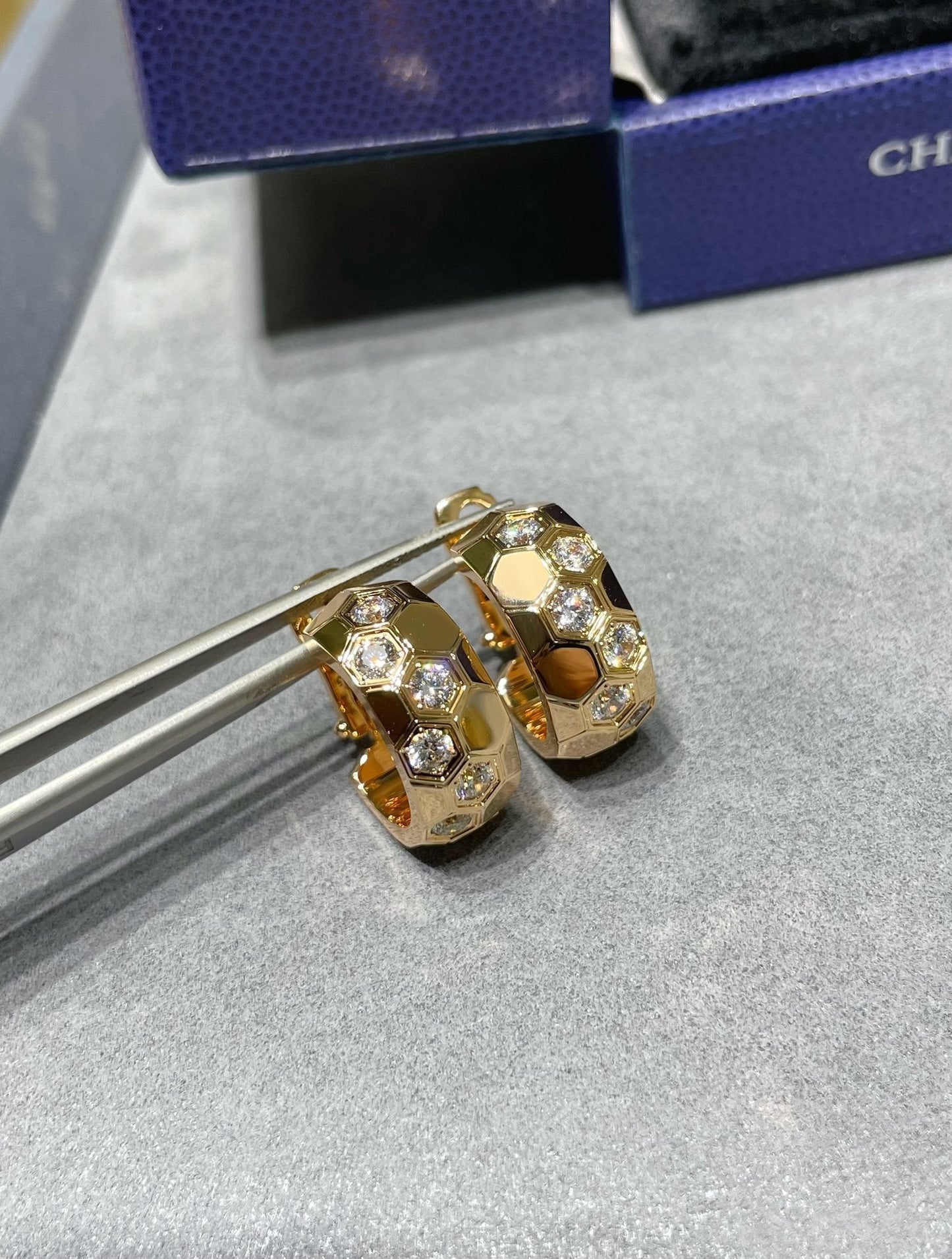 [Max Jewelry ]BEE LOVE DIAMOND HOOP EARRINGS