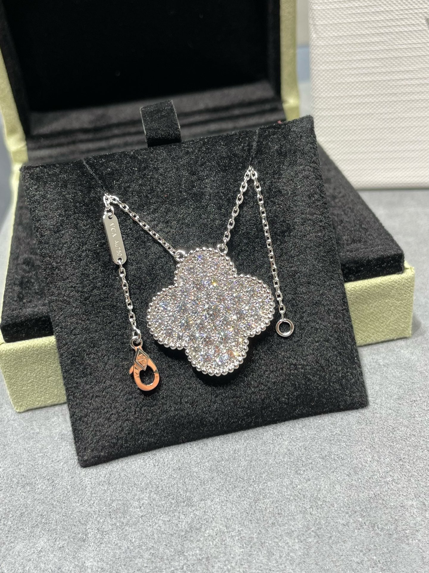 [Max Jewelry ]CLOVER 25MM LARGE PENDANT DIAMOND PAVED SILVER NECKLACE