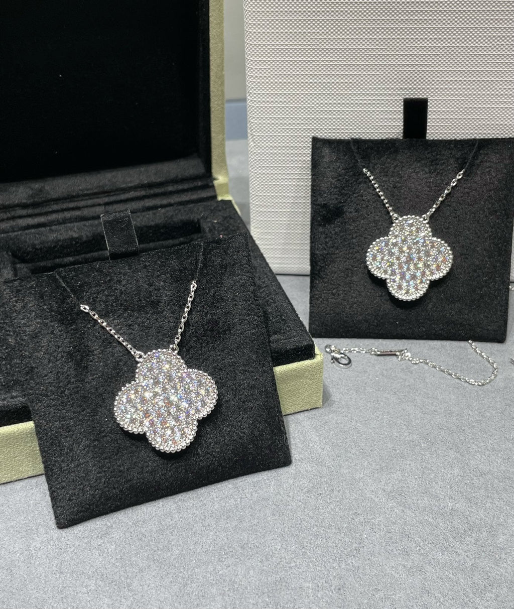 [Plus&Max]CLOVER 25MM LARGE PENDANT DIAMOND PAVED SILVER NECKLACE