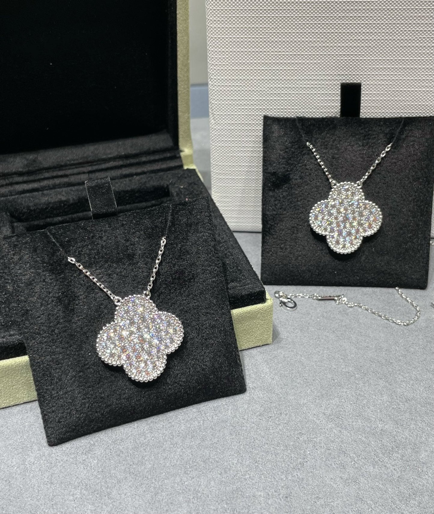 [Max Jewelry ]CLOVER 25MM LARGE PENDANT DIAMOND PAVED SILVER NECKLACE