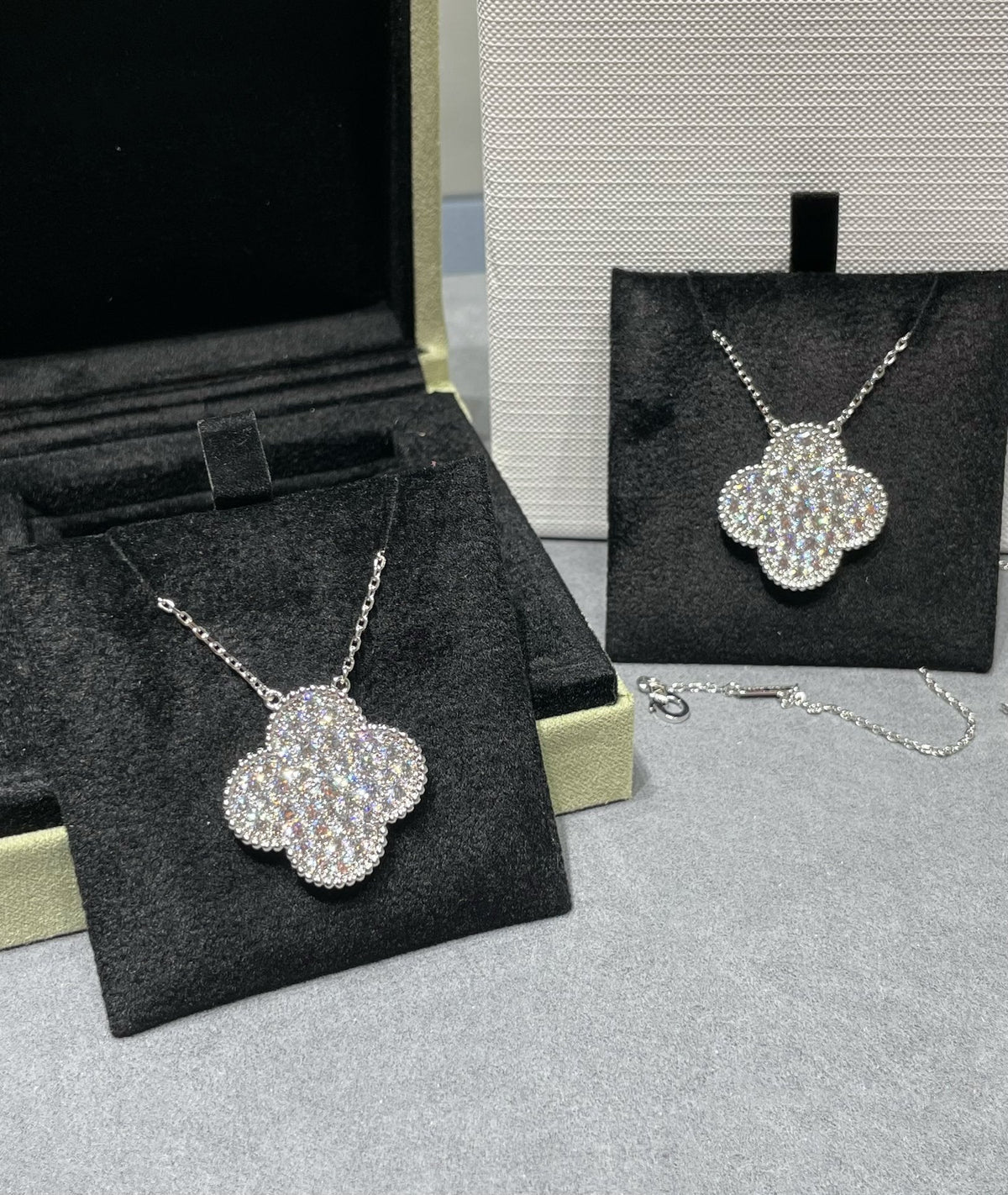 [Plus&Max]CLOVER 25MM LARGE PENDANT DIAMOND PAVED SILVER NECKLACE