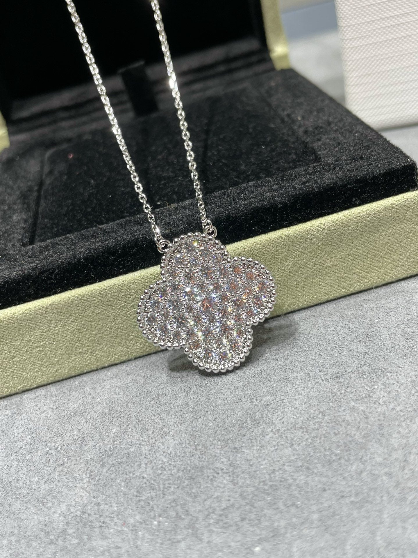 [Max Jewelry ]CLOVER 25MM LARGE PENDANT DIAMOND PAVED SILVER NECKLACE