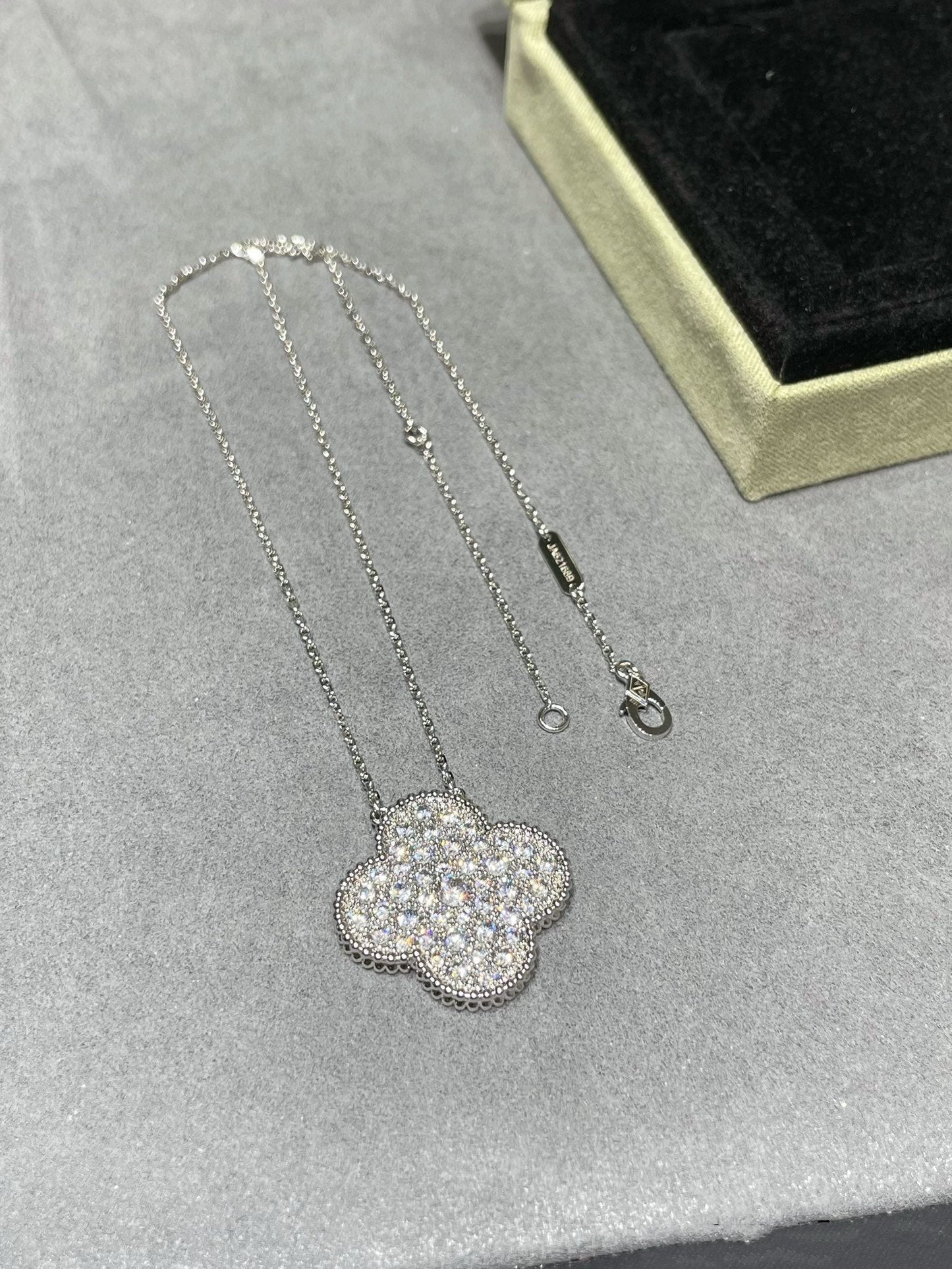 [Max Jewelry ]CLOVER 25MM LARGE PENDANT DIAMOND PAVED SILVER NECKLACE
