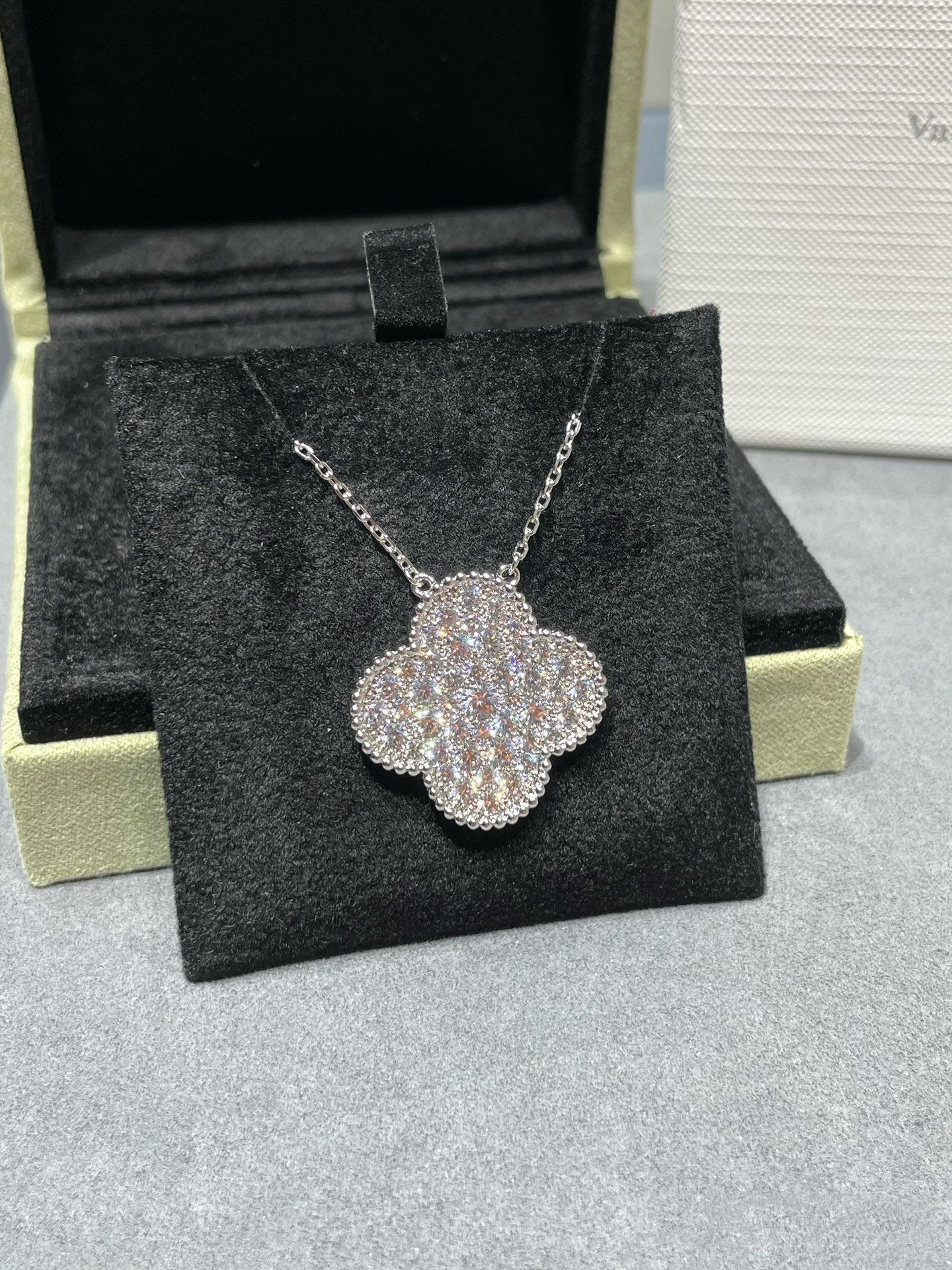 [Max Jewelry ]CLOVER 25MM LARGE PENDANT DIAMOND PAVED SILVER NECKLACE