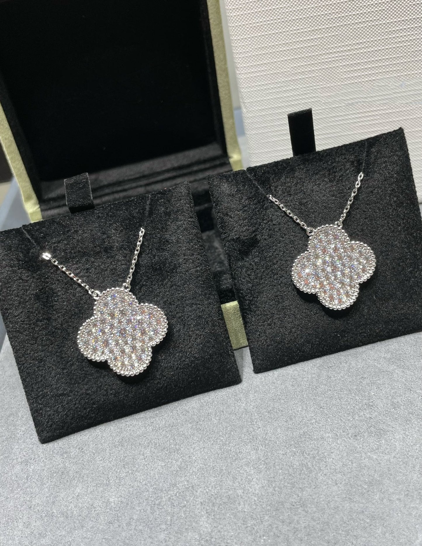 [Max Jewelry ]CLOVER 25MM LARGE PENDANT DIAMOND PAVED SILVER NECKLACE