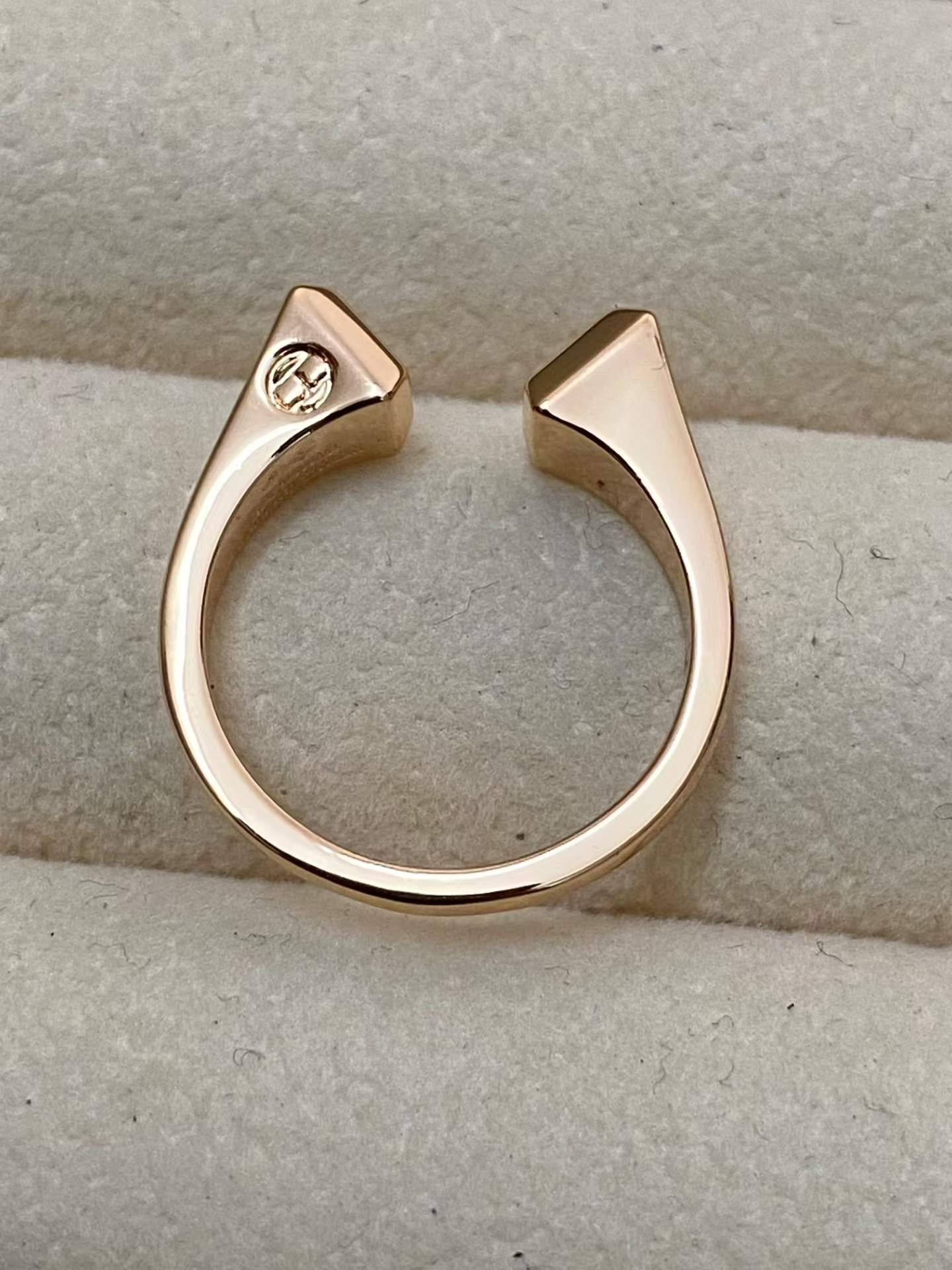 [Max Jewelry]THE CONE RIVET RING IS OPEN AND ONE SIZE FITS ALL