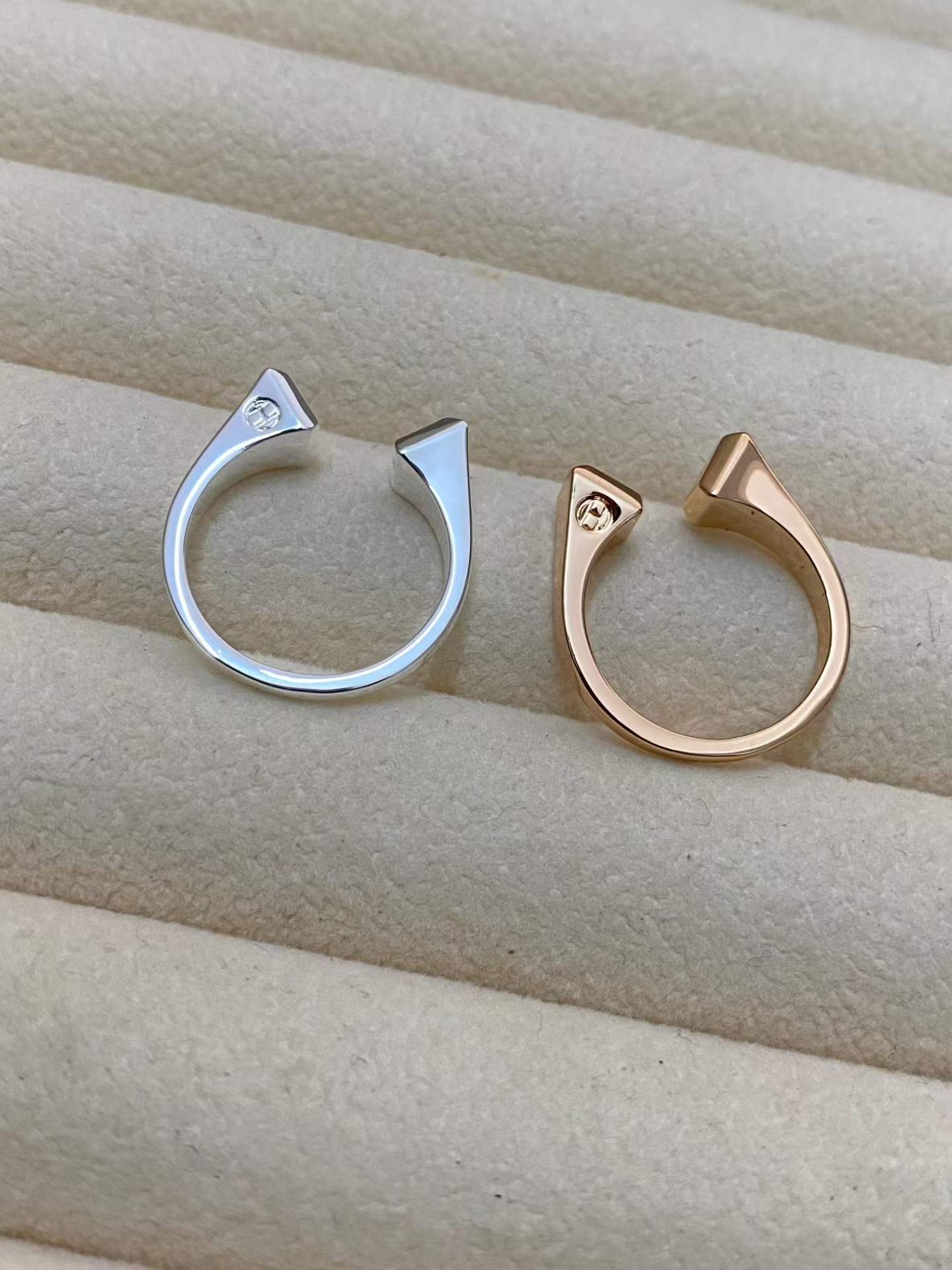 [Max Jewelry]THE CONE RIVET RING IS OPEN AND ONE SIZE FITS ALL