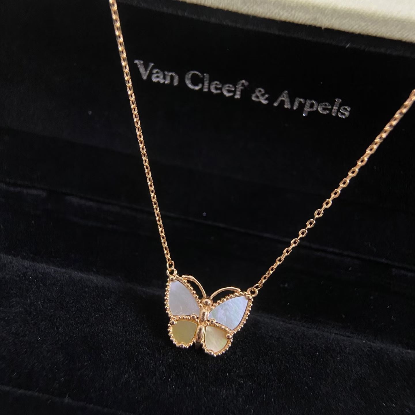 [Max Jewelry]NEW ROSE GOLD WHITE MOTHER OF PEARL BUTTERFLY NECKLACE