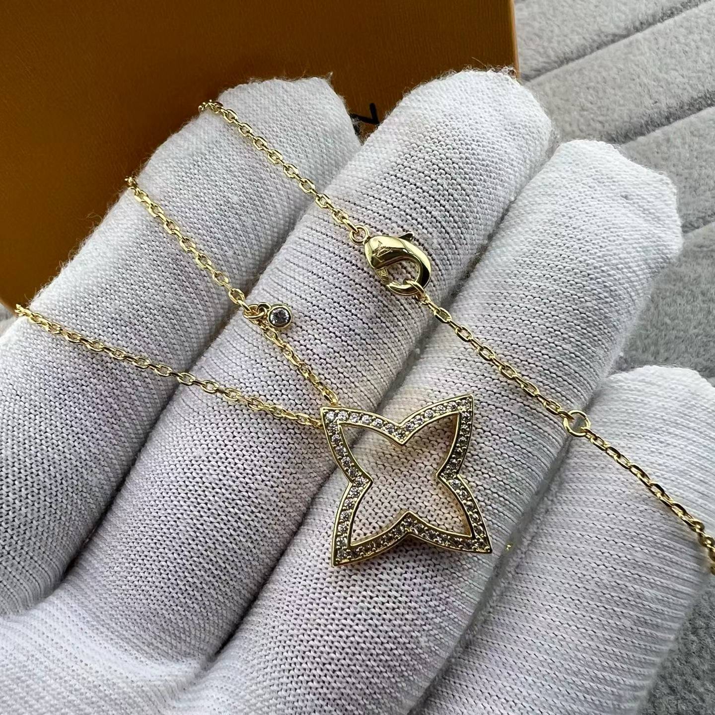 [Max Jewelry]FOUR-LEAF CLOVER OPENWORK NECKLACE