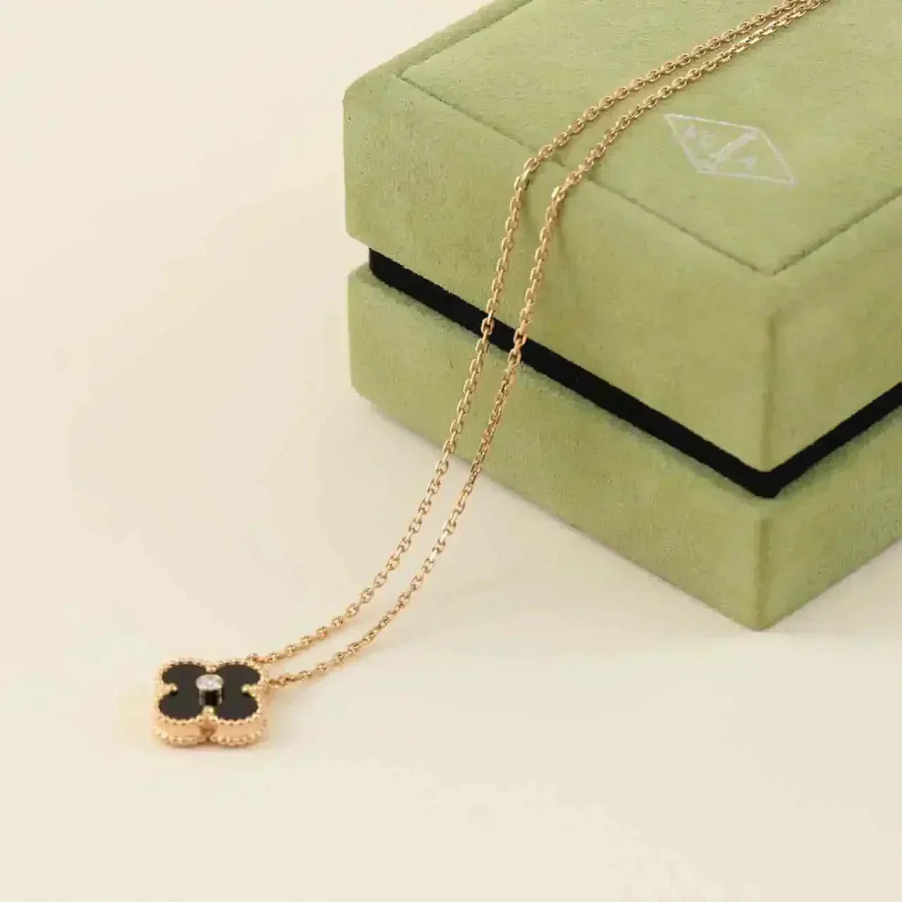 [Max Jewelry ]CLOVER 15MM DIAMOND ONYX NECKLACE