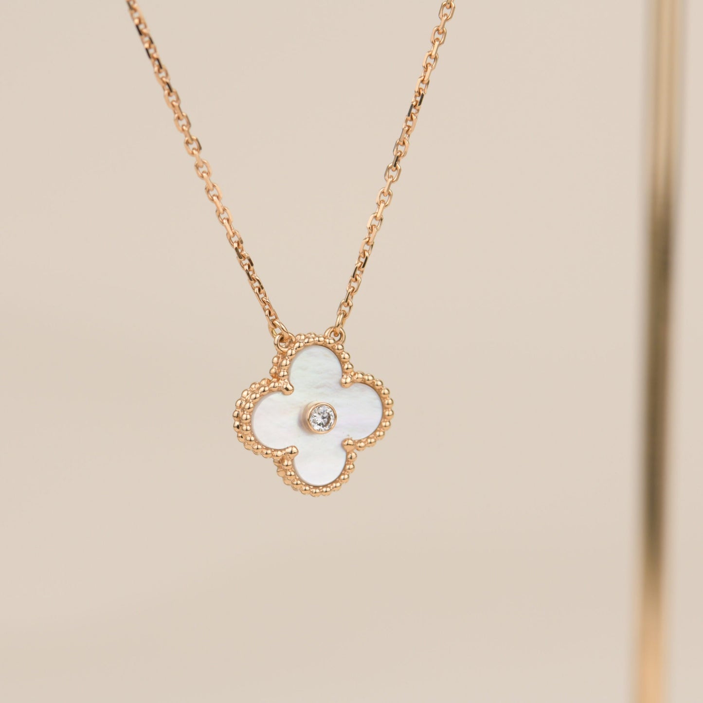 [Max Jewelry ]CLOVER 15MM DIAMOND WHITE FRITILLARIA NECKLACE