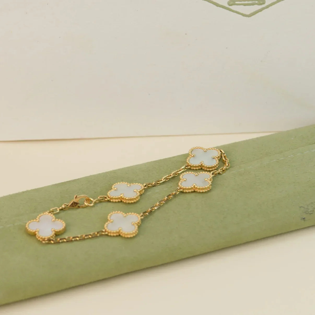 [Max Jewelry ]CLOVER WHITE PEARL MOP 5 MOTIF BRACELET COLLECTION
