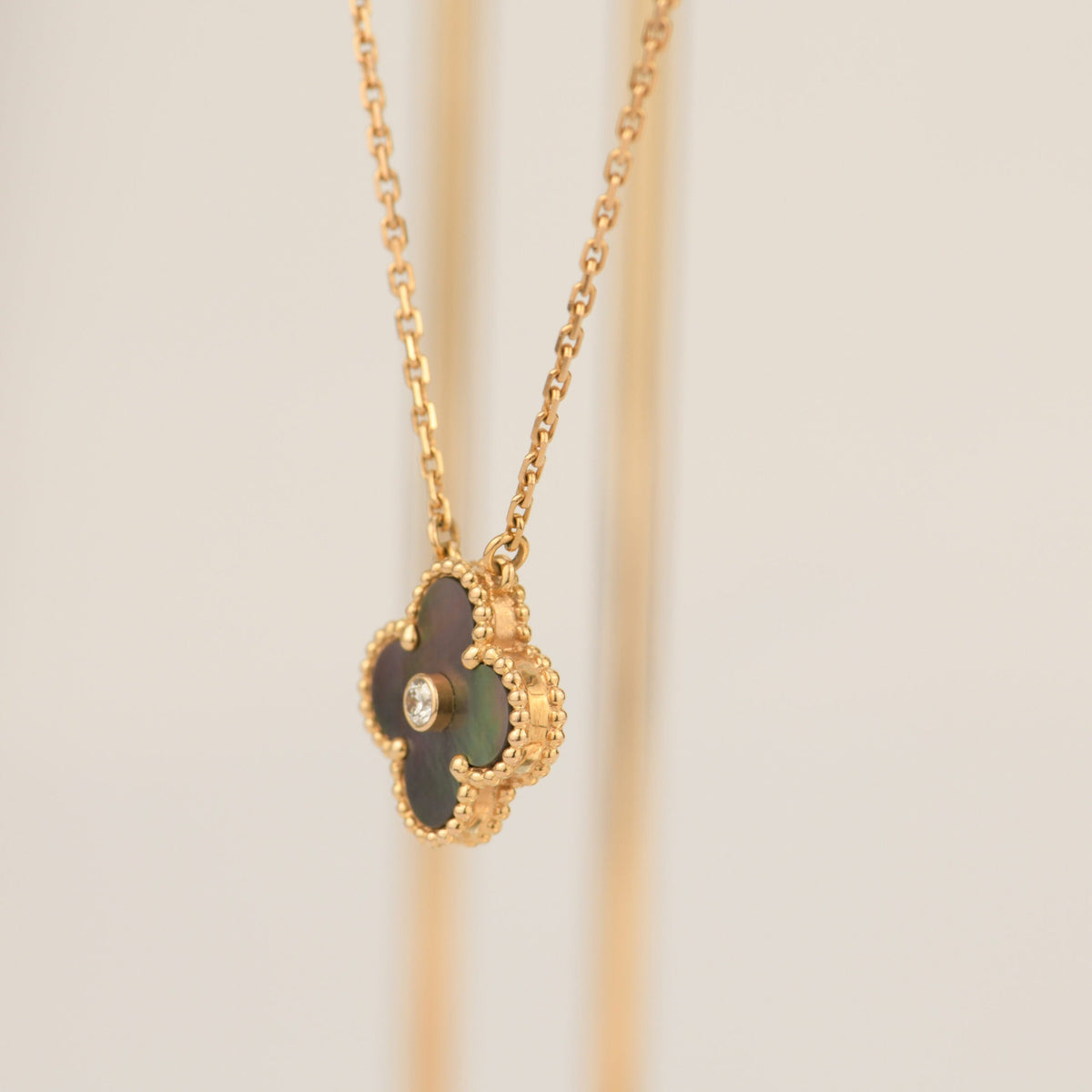 [Plus&Max]CLOVER 15MM DIAMOND AND MOTHER-OF-GREY NECKLACE