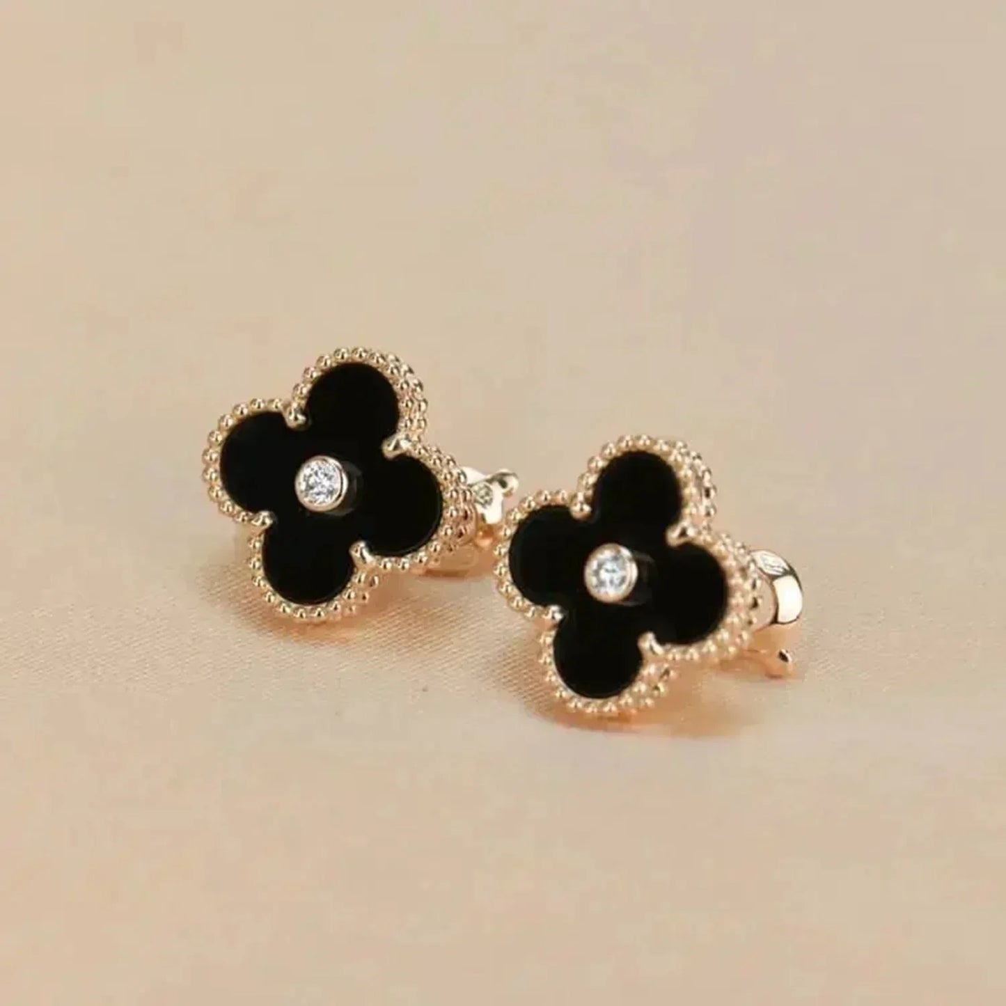 [Max Jewelry ]CLOVER MEDIUM 1 MOTIFS ONYX DIAMOND EARRINGS