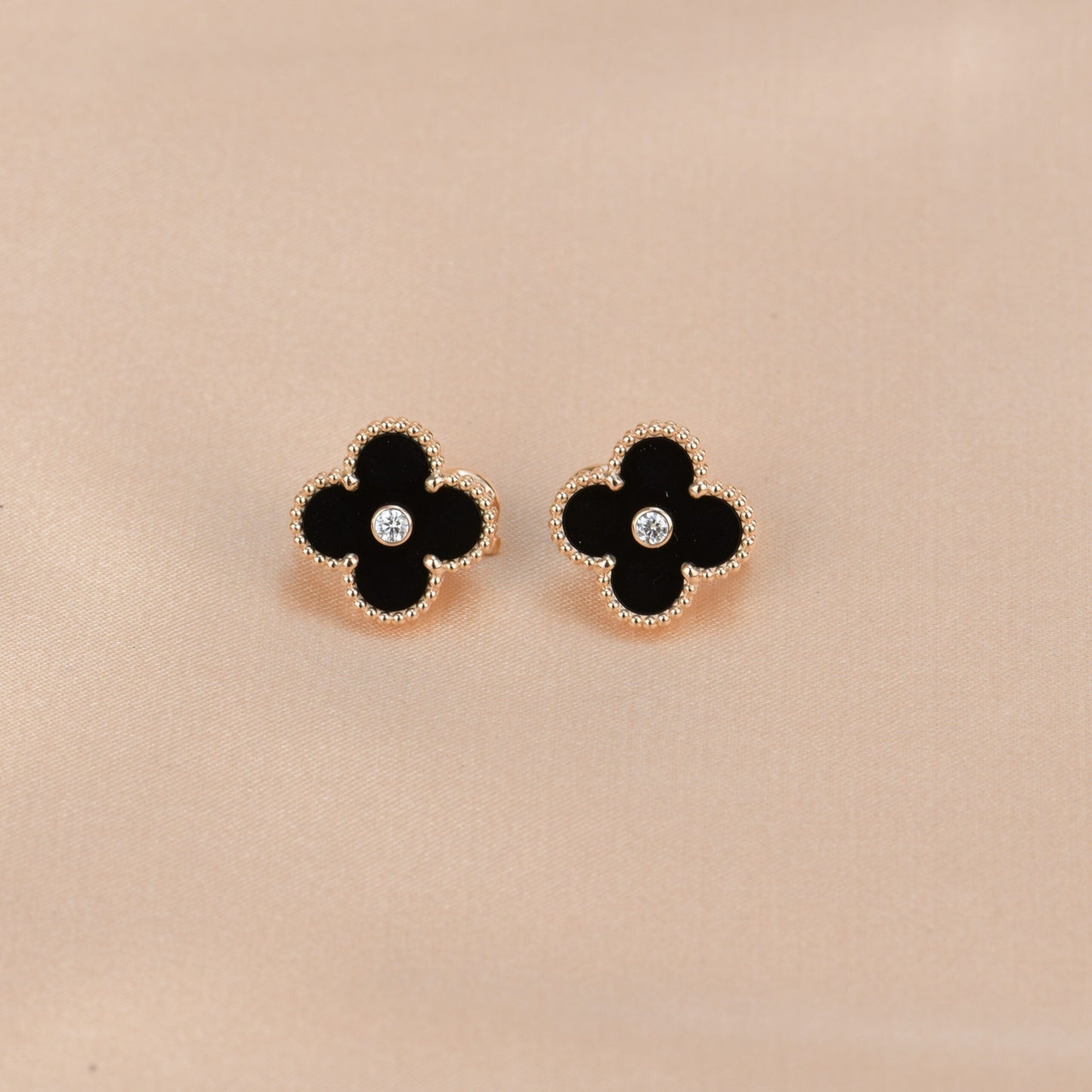 [Max Jewelry ]CLOVER MEDIUM 1 MOTIFS ONYX DIAMOND EARRINGS