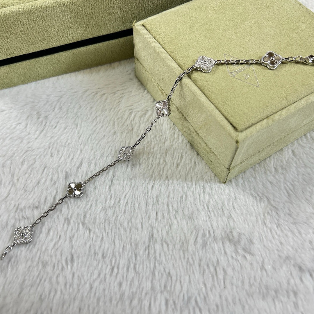 [Max Jewelry ]CLOVER 6 MOTIF DIAMOND LASER BRACELET