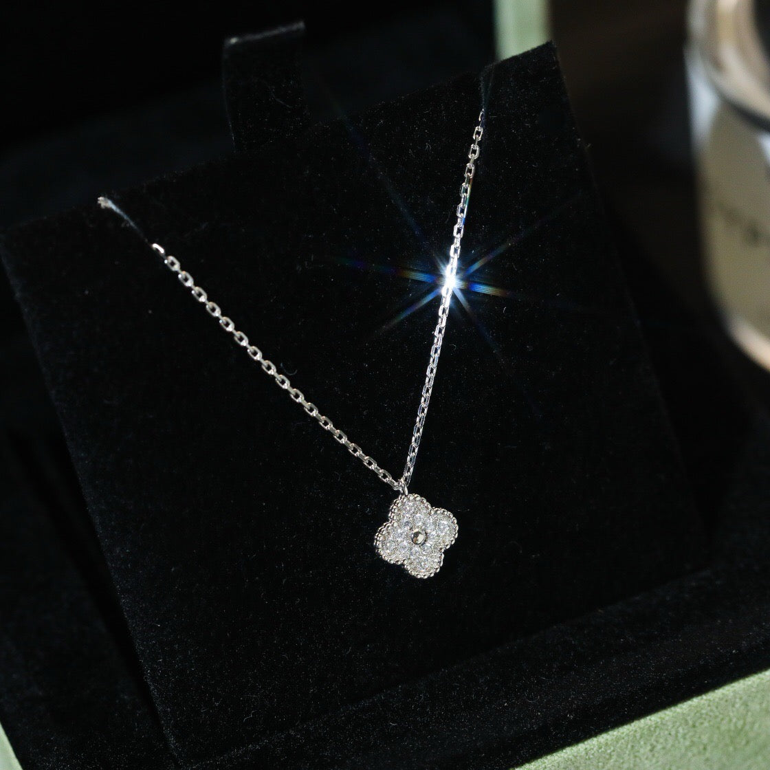 [Max Jewelry ]CLOVER MINI 9.5MM PENDANT DIAMOND NECKLACE