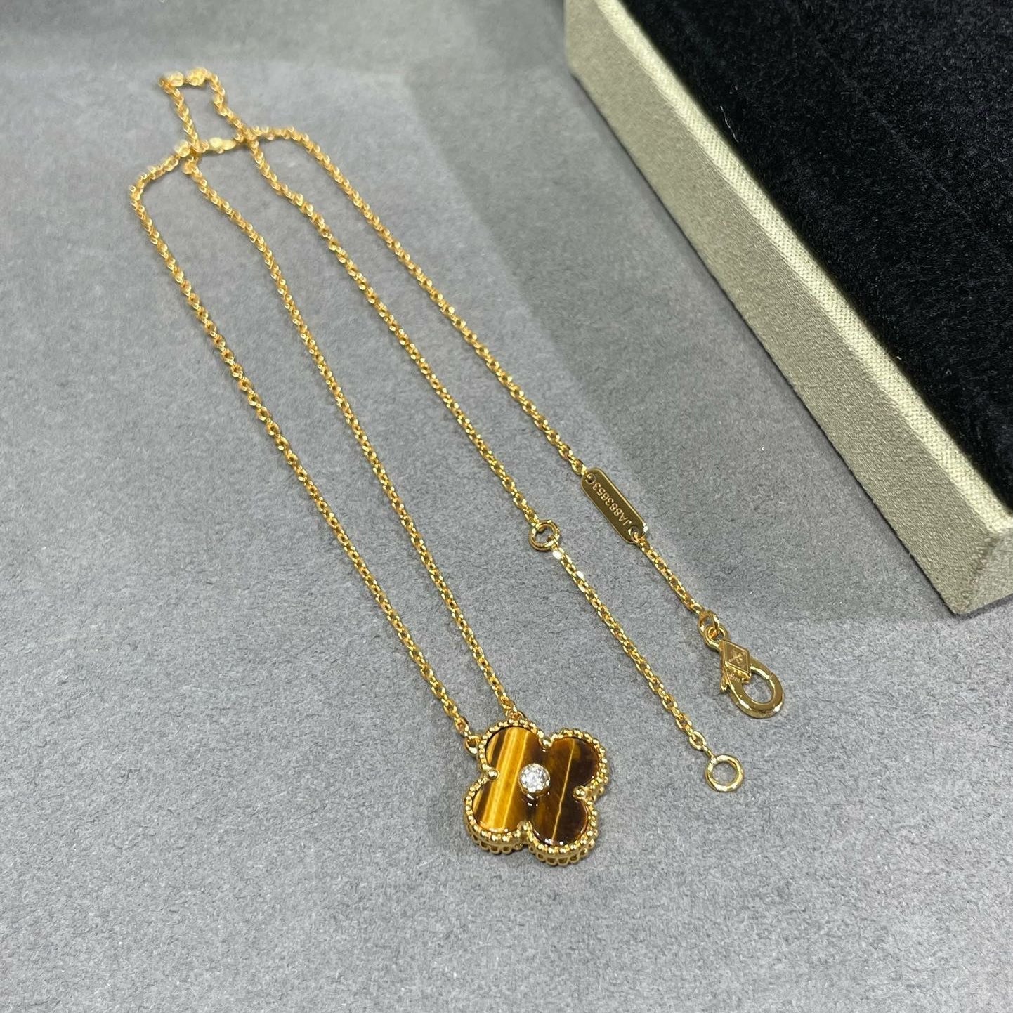[Max Jewelry ]CLOVER 15MM DIAMOND AND YELLOW TIGER'S EYE AGATE necklace