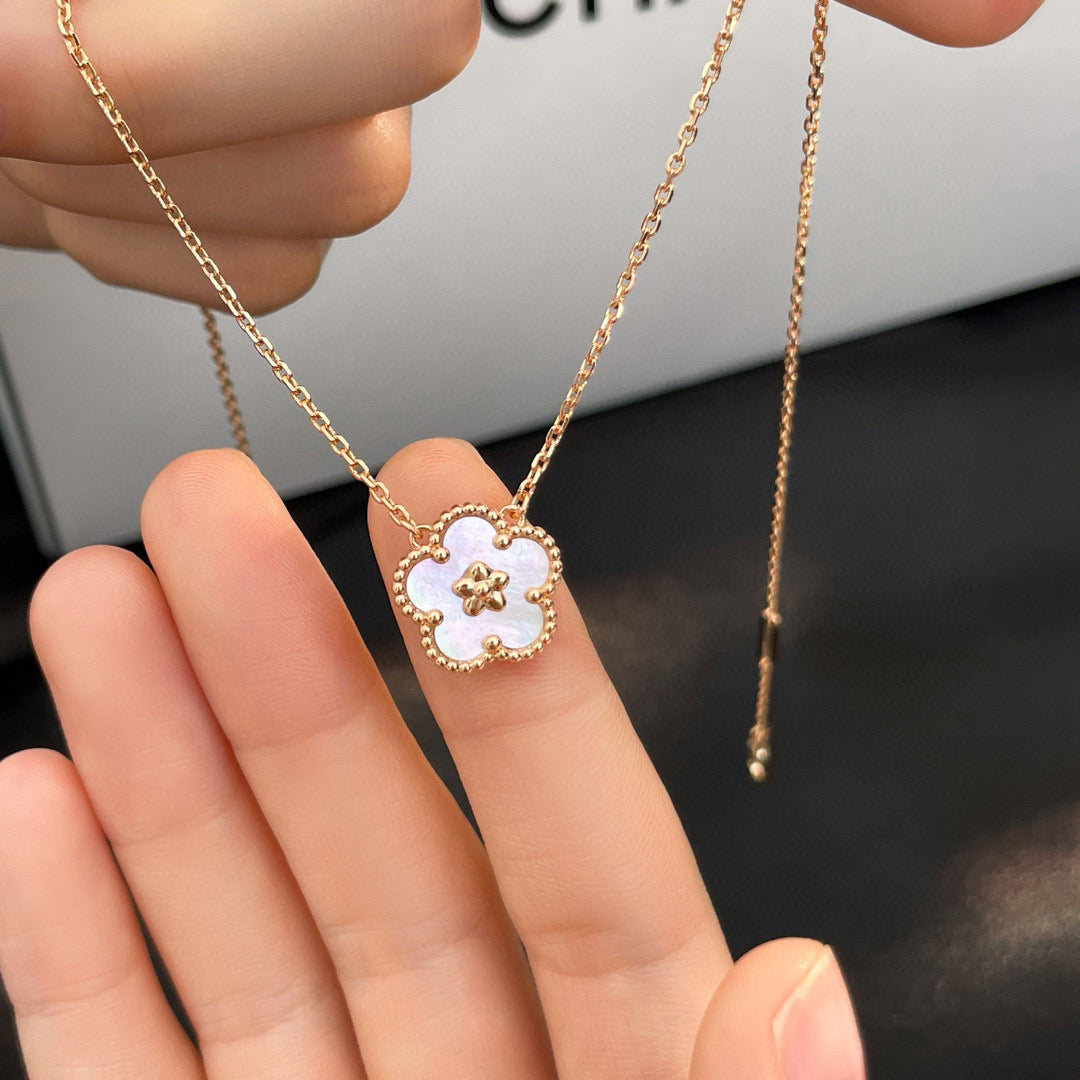 [Max Jewelry ]LUCKY  WHITE MOP  PLUM BLOSSOM NECKLACE