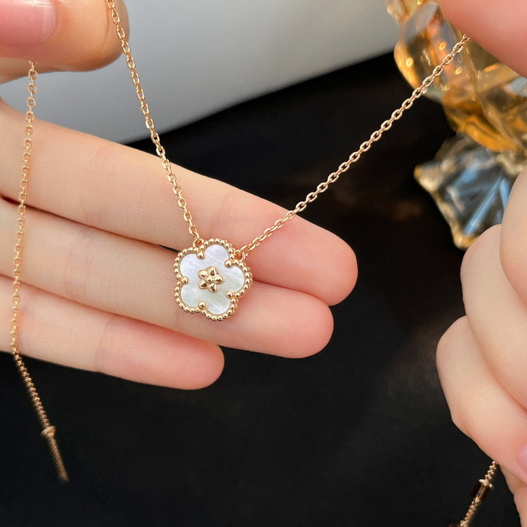 [Max Jewelry ]LUCKY  WHITE MOP  PLUM BLOSSOM NECKLACE
