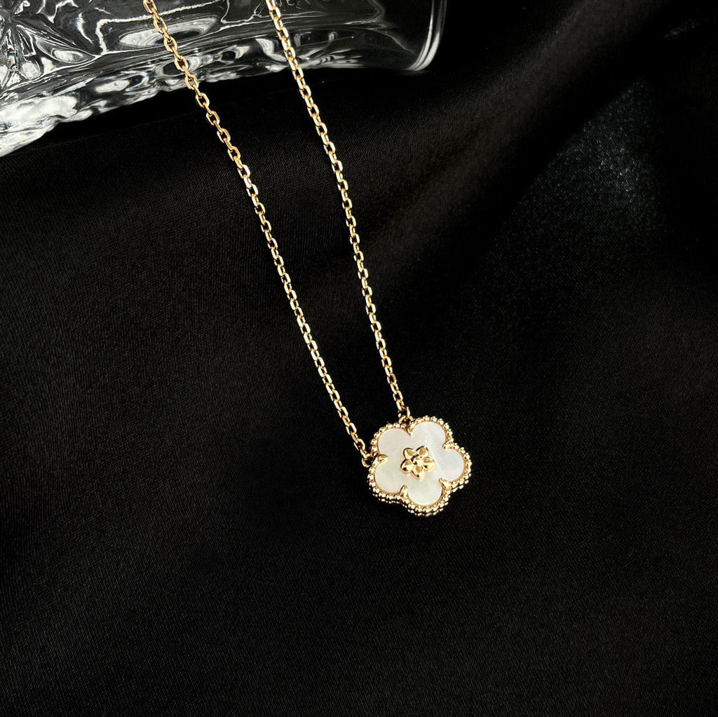 [Plus&Max]LUCKY  WHITE MOP  PLUM BLOSSOM NECKLACE