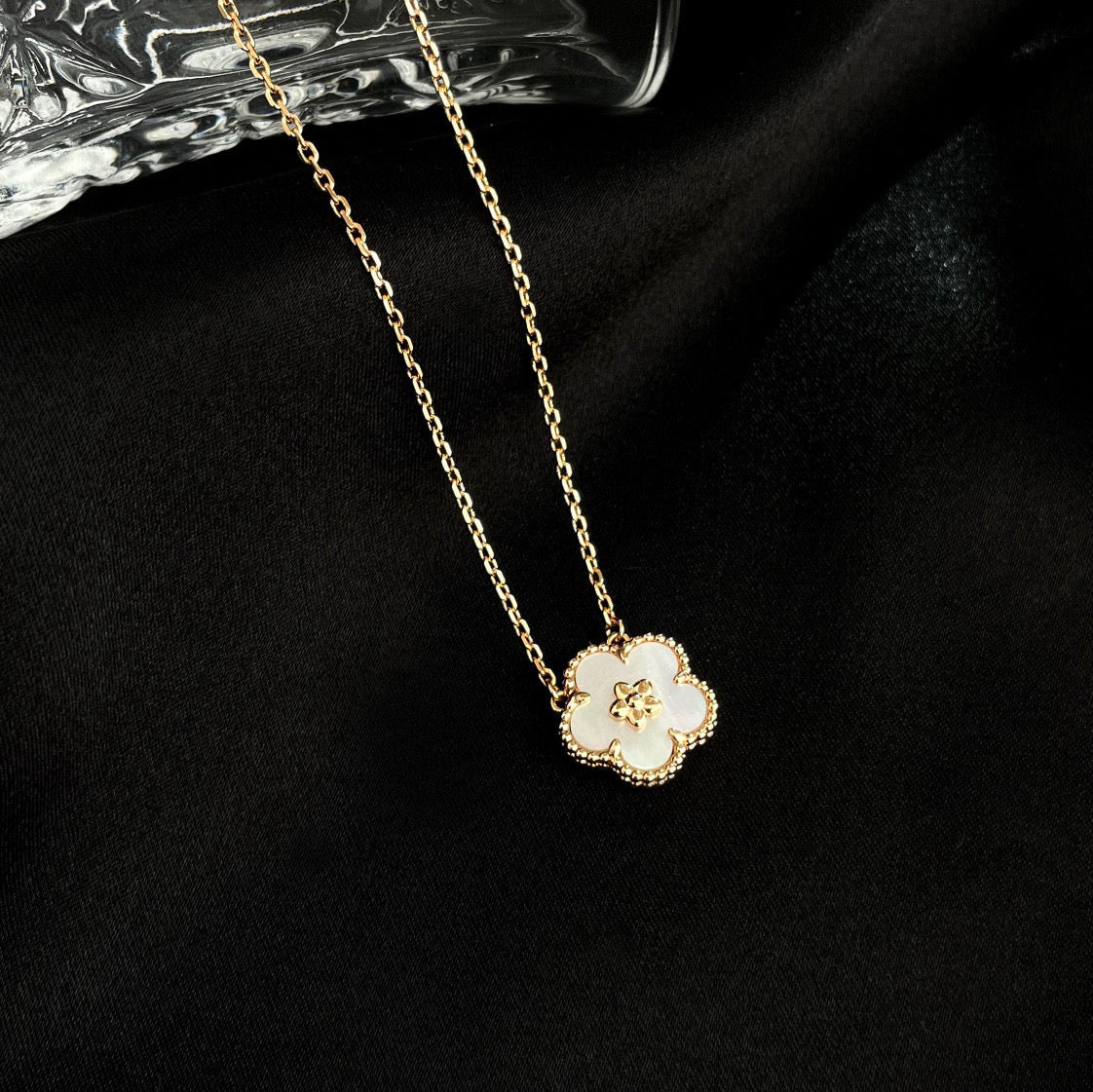[Max Jewelry ]LUCKY  WHITE MOP  PLUM BLOSSOM NECKLACE