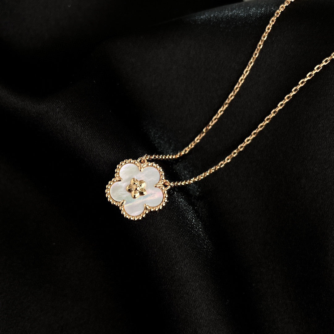 [Max Jewelry ]LUCKY  WHITE MOP  PLUM BLOSSOM NECKLACE