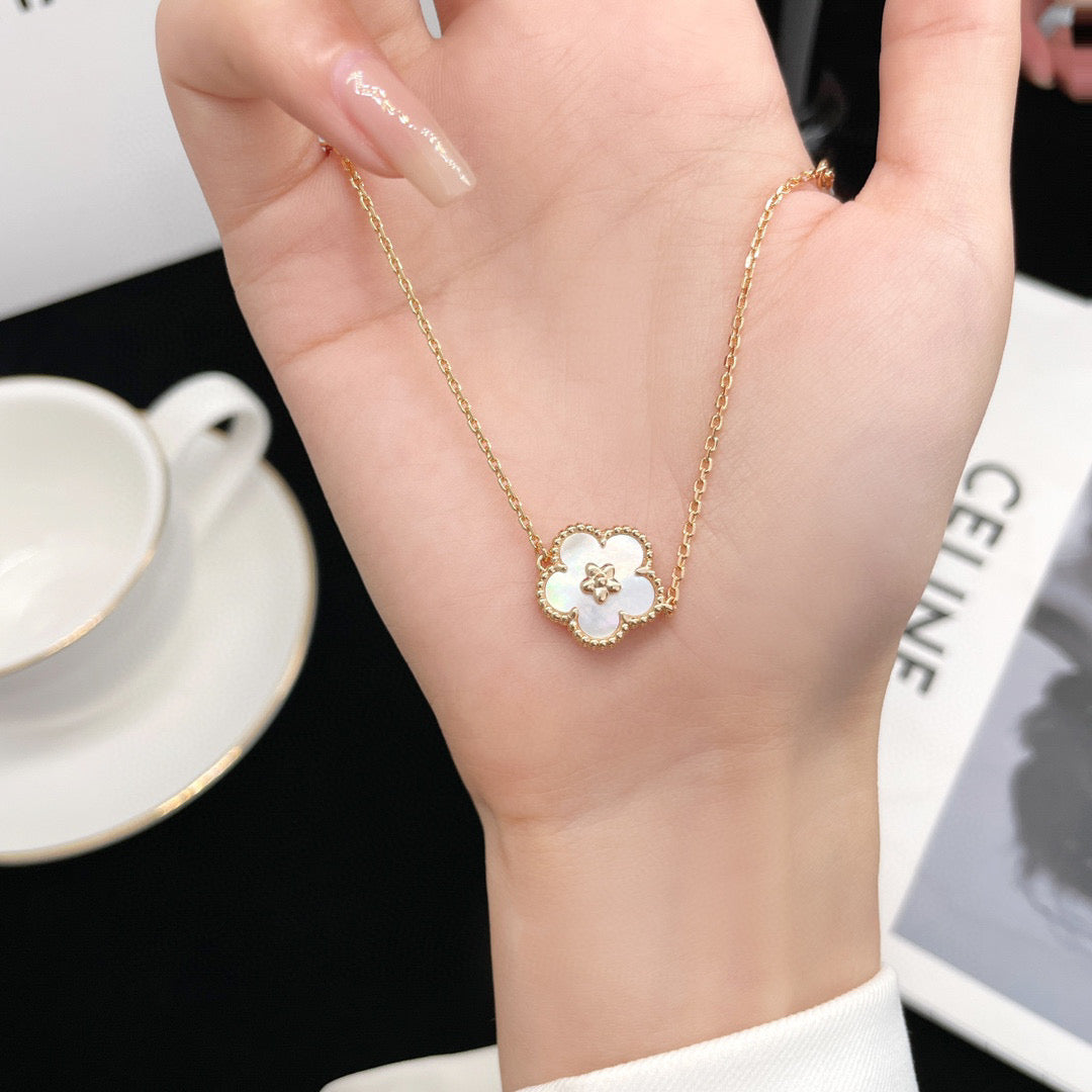 [Max Jewelry ]LUCKY WHITE MOP PLUM BLOSSOM  BRACELET