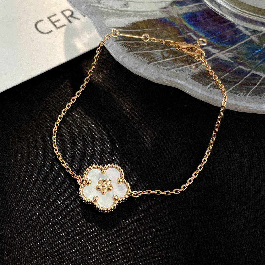 [Max Jewelry ]LUCKY WHITE MOP PLUM BLOSSOM  BRACELET