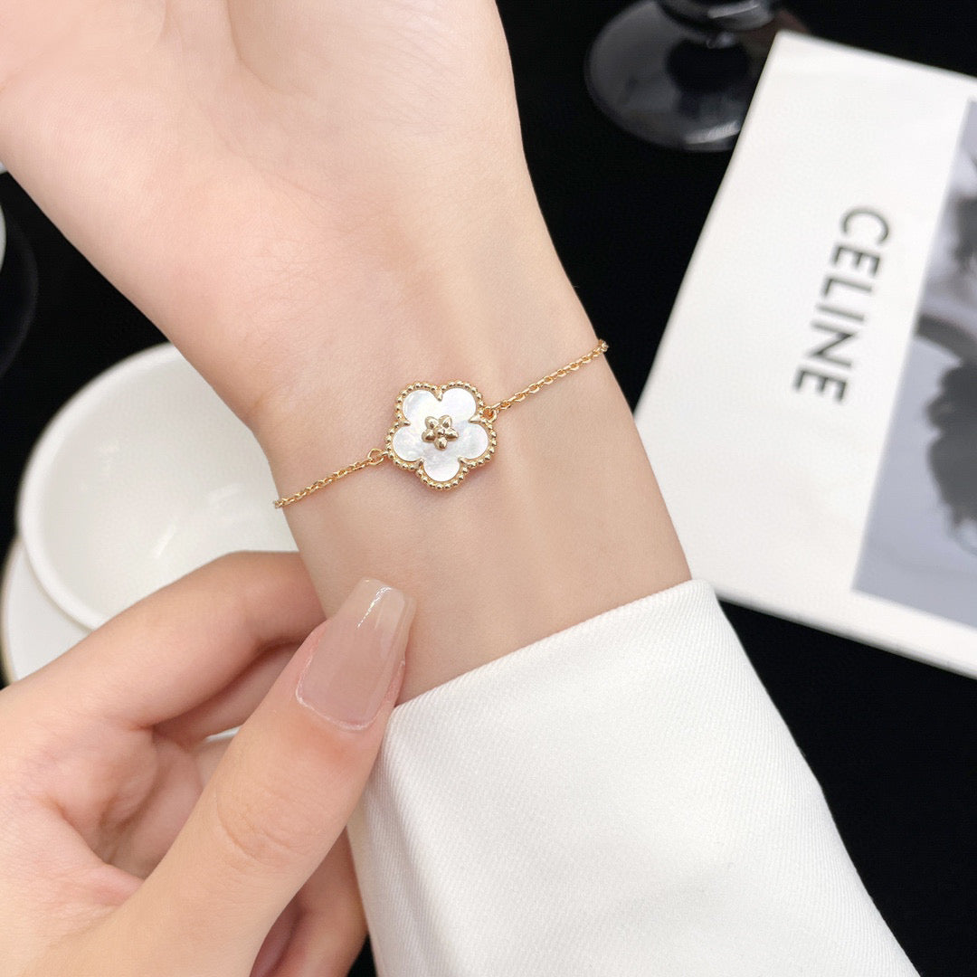 [Max Jewelry ]LUCKY WHITE MOP PLUM BLOSSOM  BRACELET
