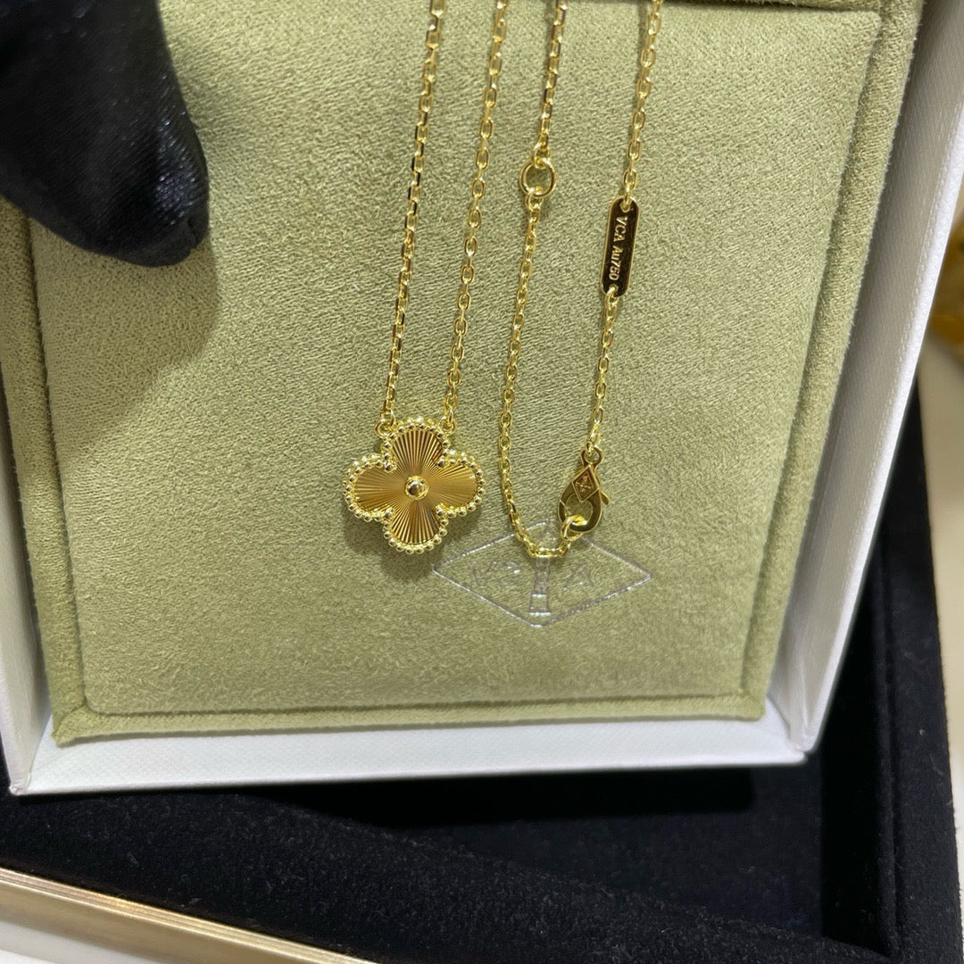[Max Jewelry ]CLOVER 15MM LASER NECKLACE