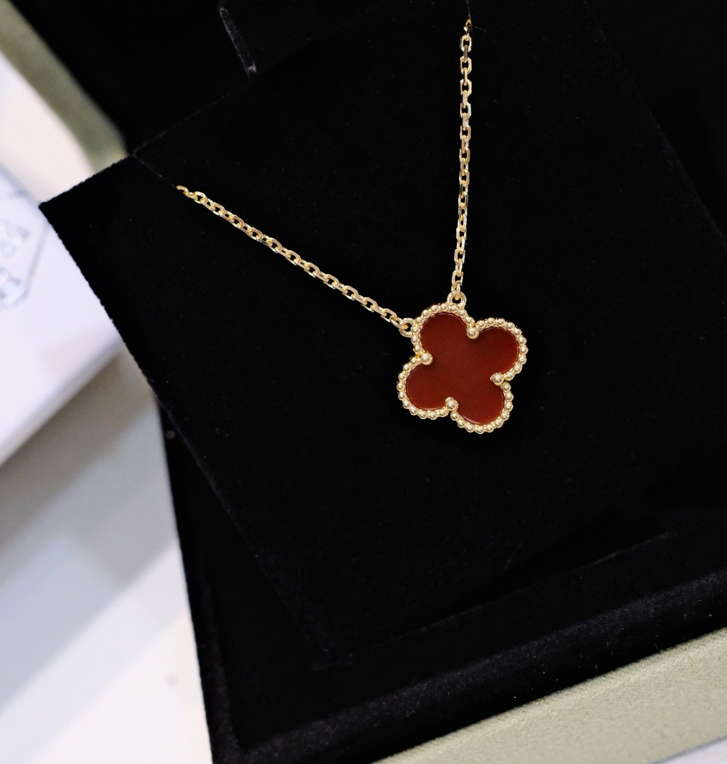 [Max Jewelry ]CLOVER 15MM CARNELIAN SINGLE FLOWER NECKLACE