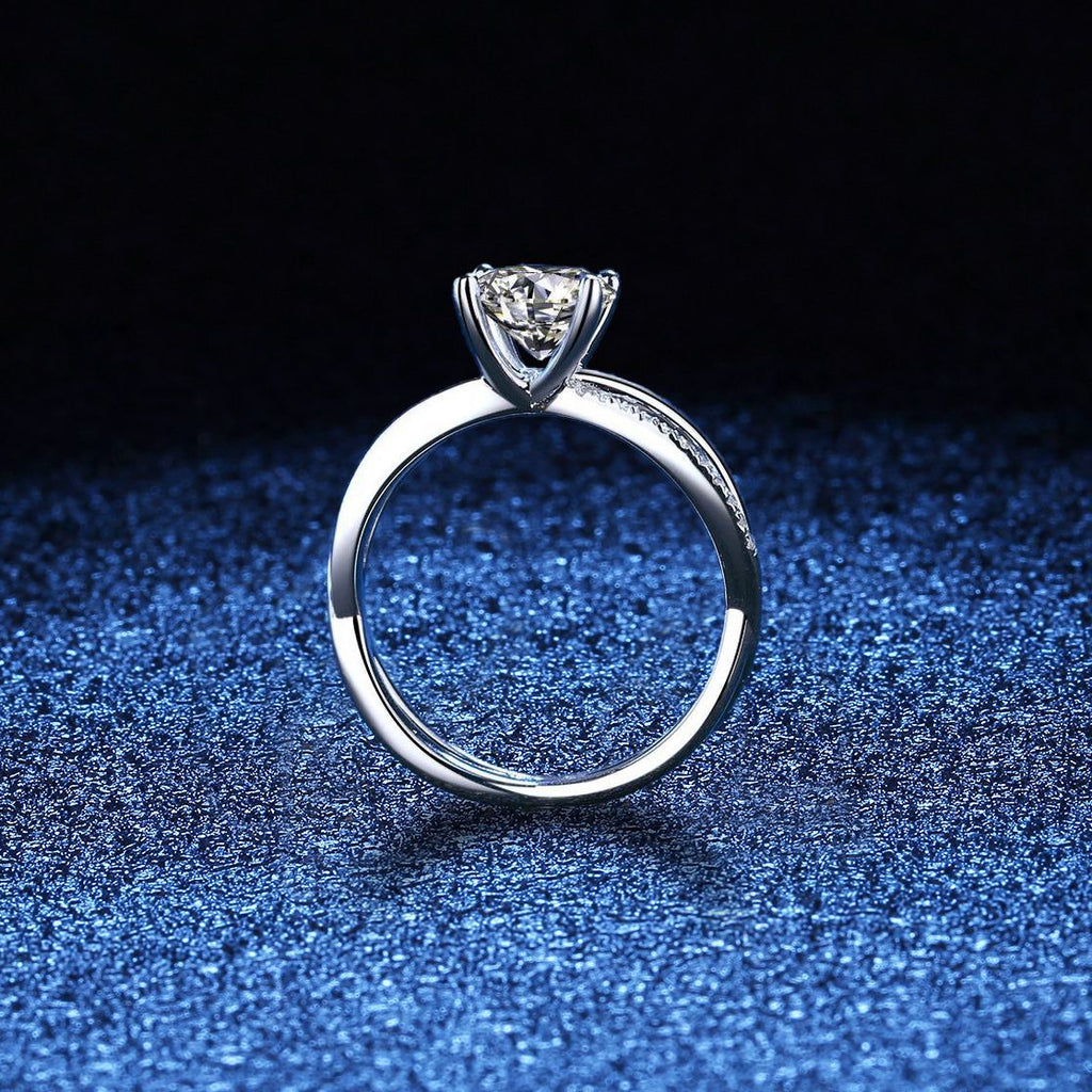 [Plus&Max]ELEGANT 4-PRONG CROSSOVER MOISSANITE ENGAGEMENT RING